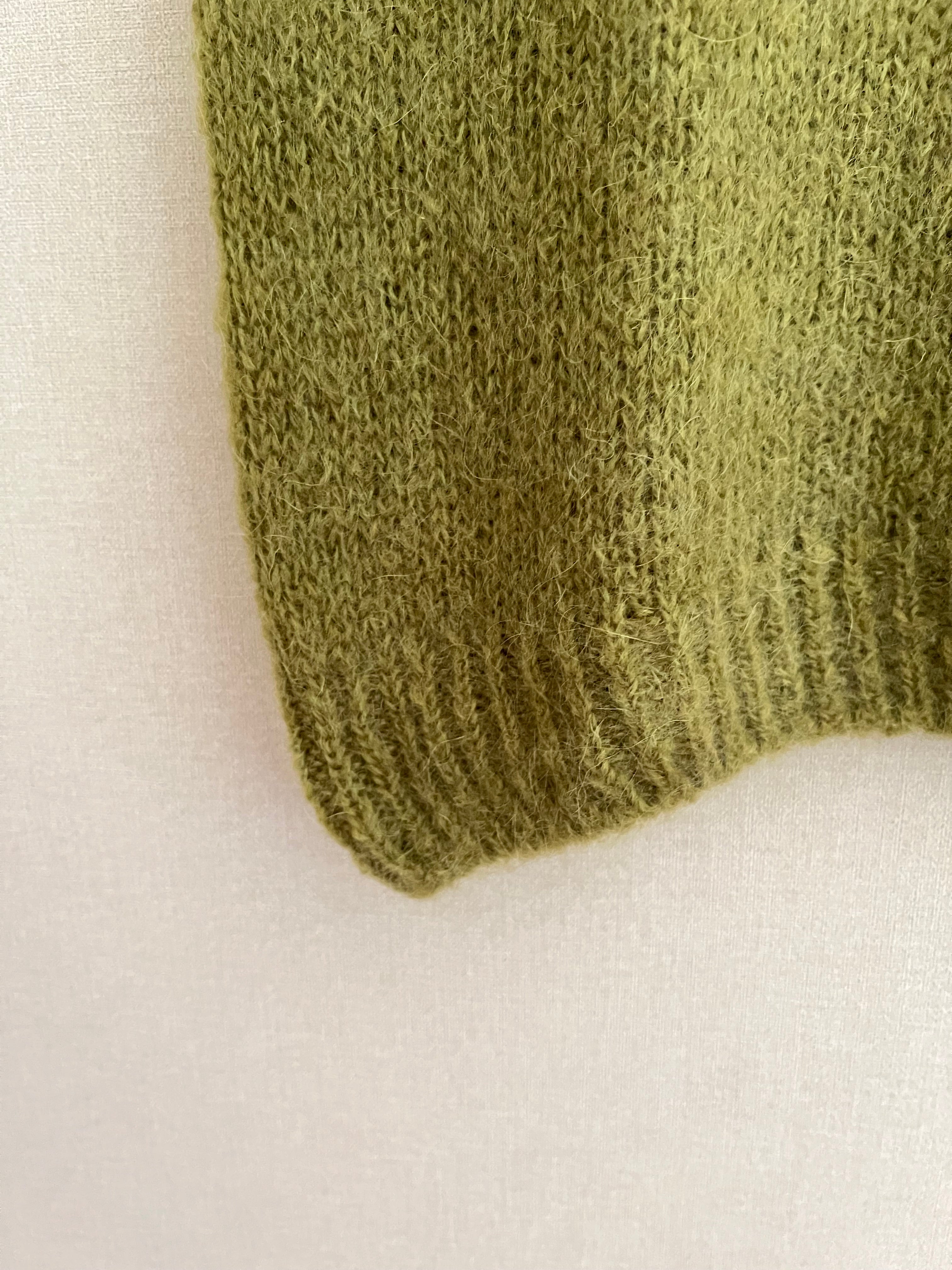 Pull mohair femme vert olive - détail bas côtelé