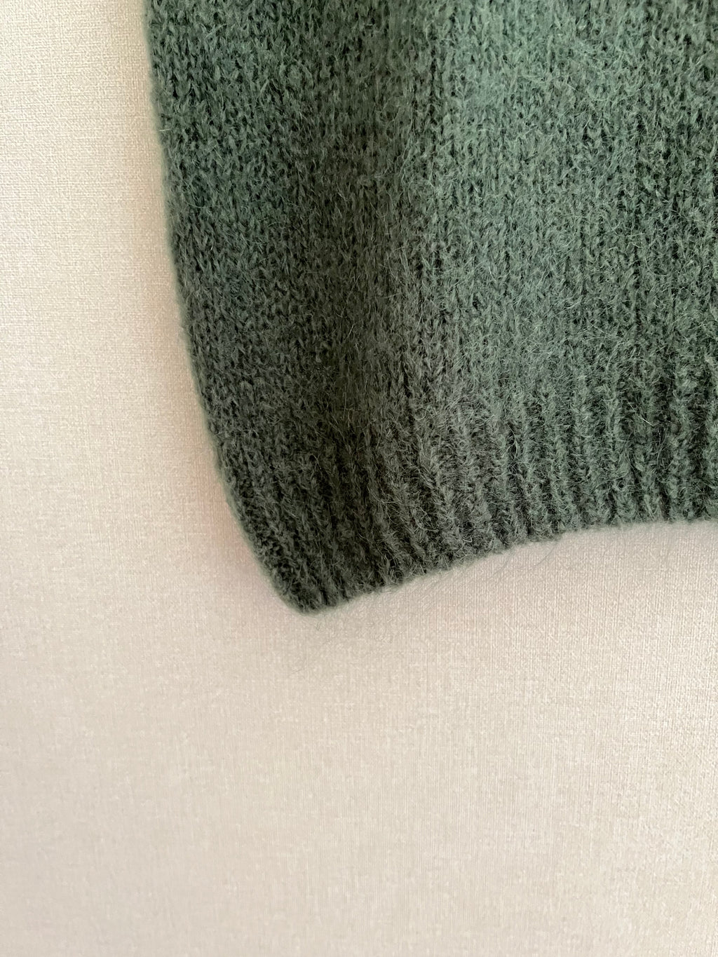 Pull mohair femme vert kaki - détail bas côtelé