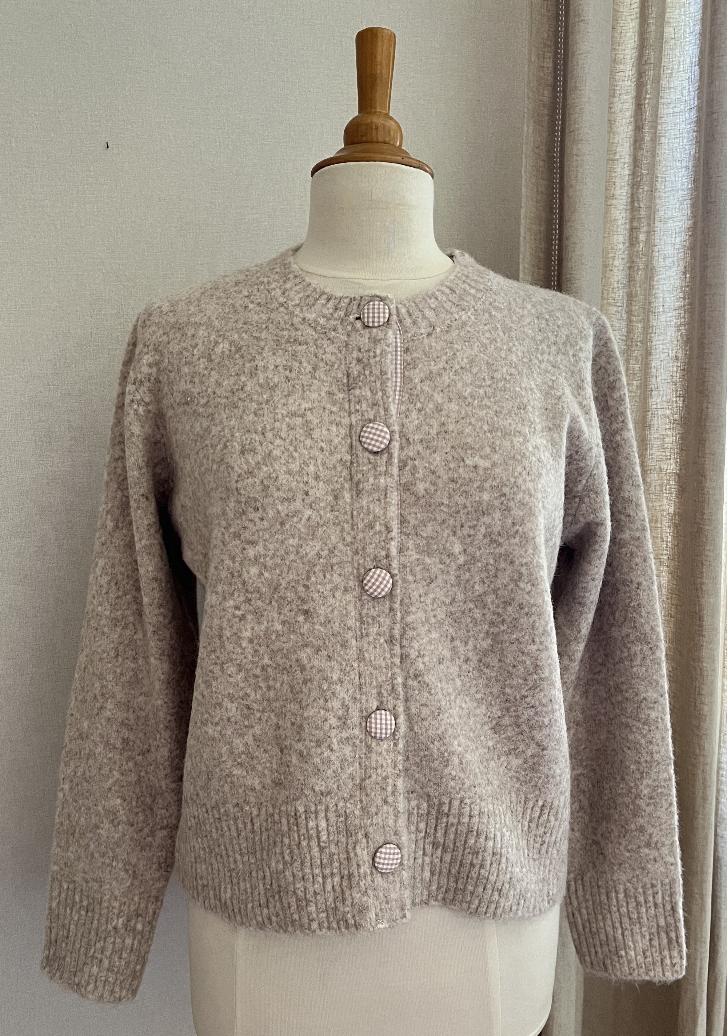 Gilet Eva In April 1986 beige chiné boutons vichy - vue de face - Coka Collection