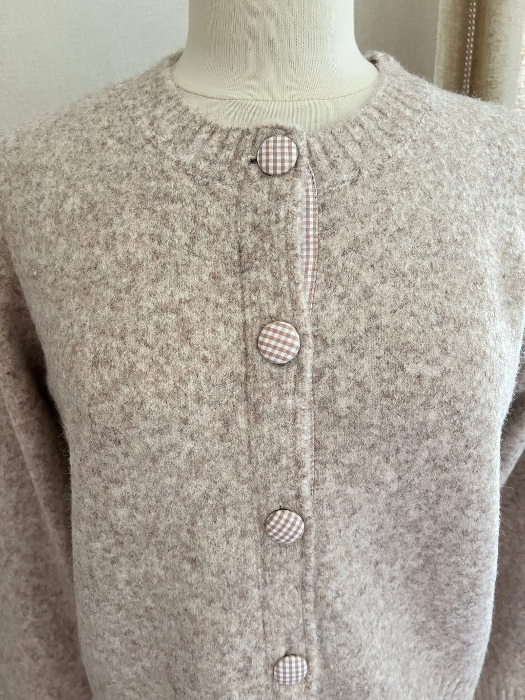 Gilet femme beige chiné maille douce - détail boutons recouverts vichy