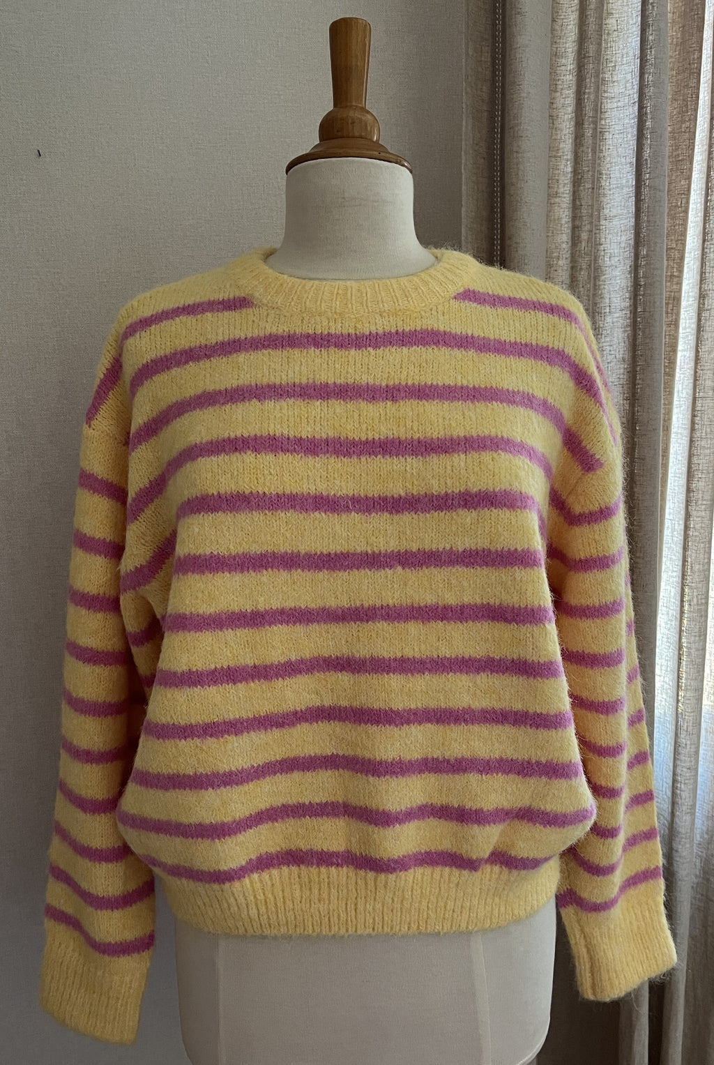 Pull Léonie Kilky rayé jaune rose femme - vue de face - Coka Collection