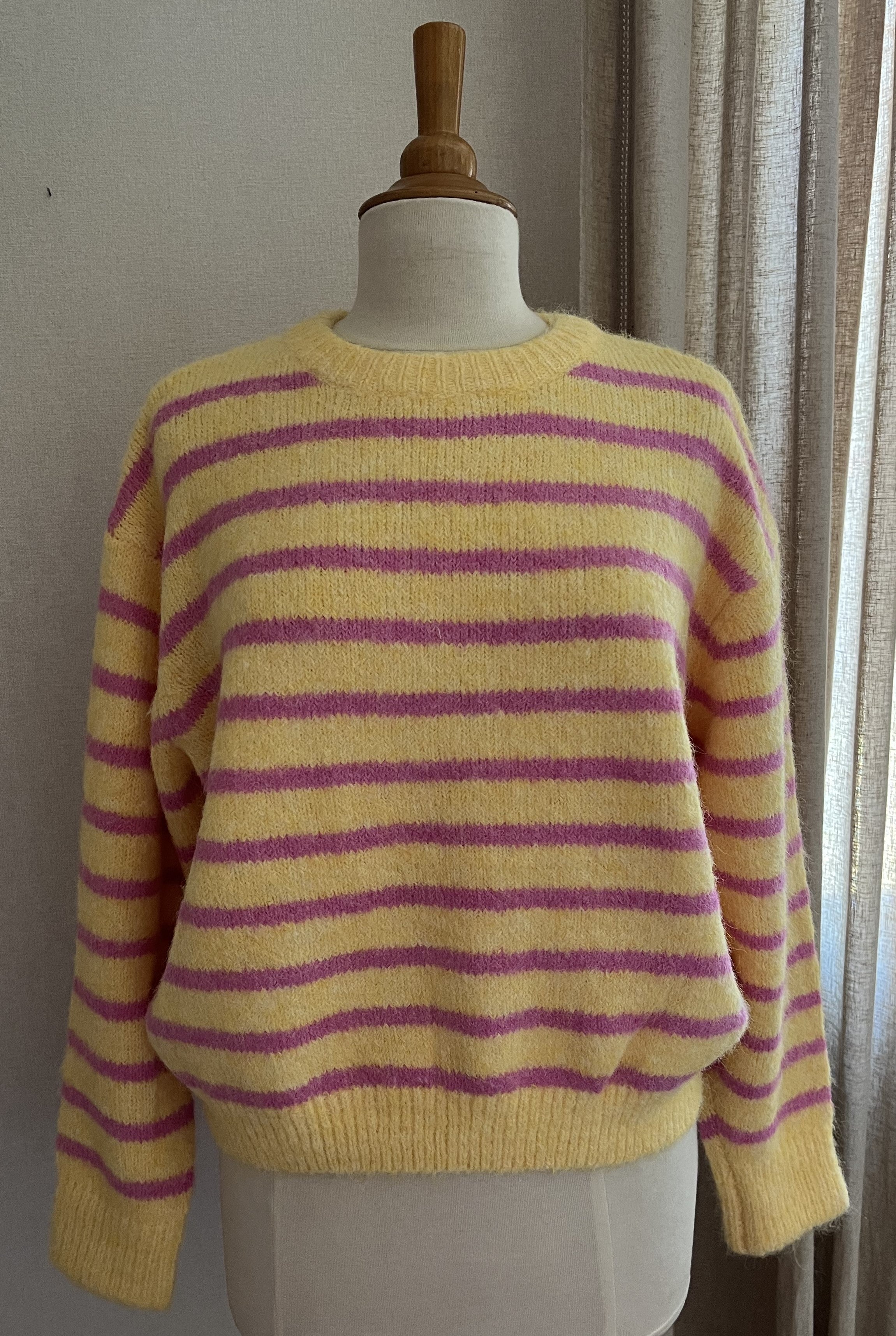 Pull Léonie Kilky rayé jaune rose femme - vue de face - Coka Collection