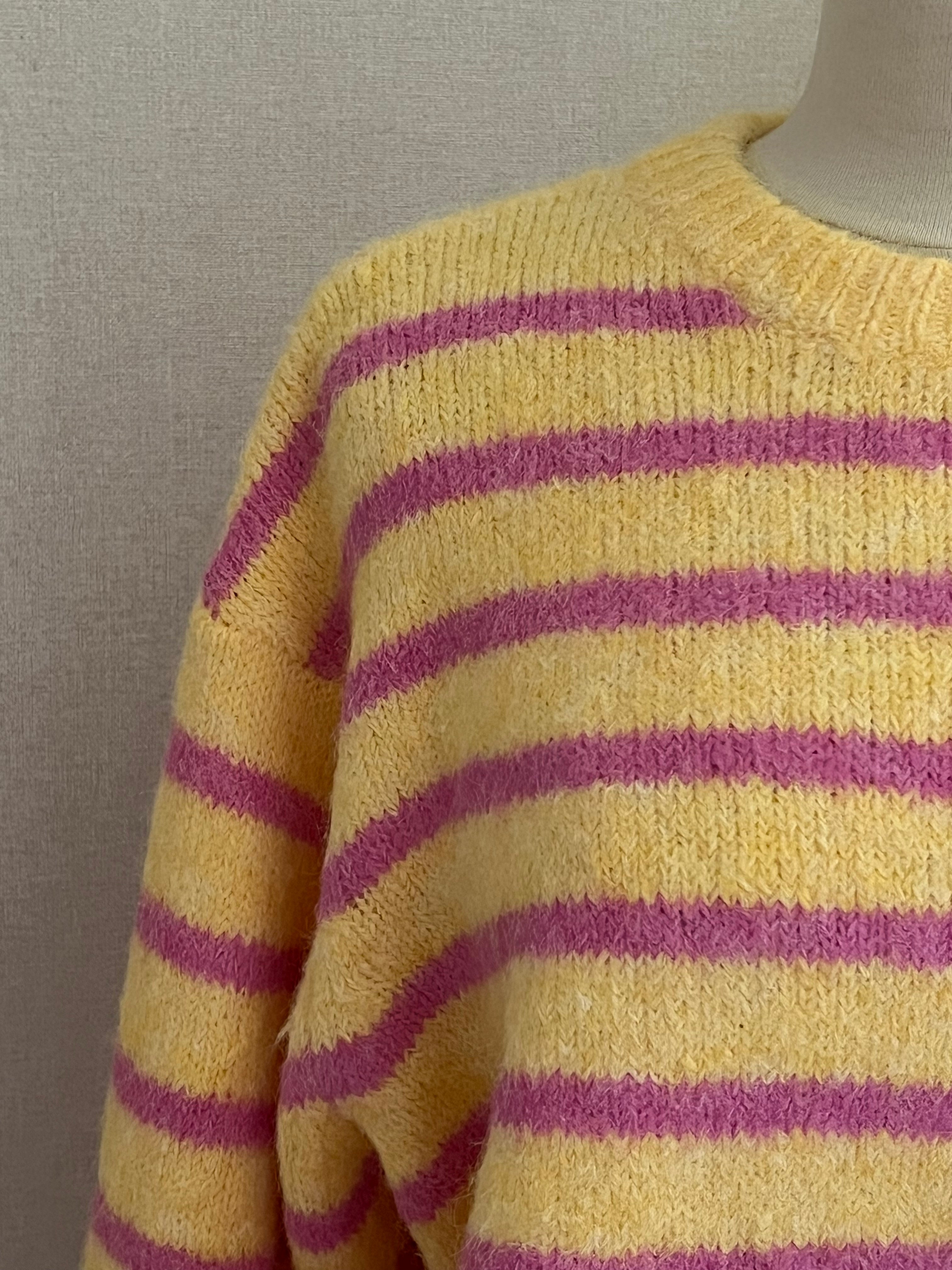 Pull rayé jaune rose maille douce - détail rayures et col rond