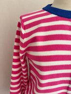 Gilet rayé rose blanc finitions bleues - détail col rond côtelé et boutons