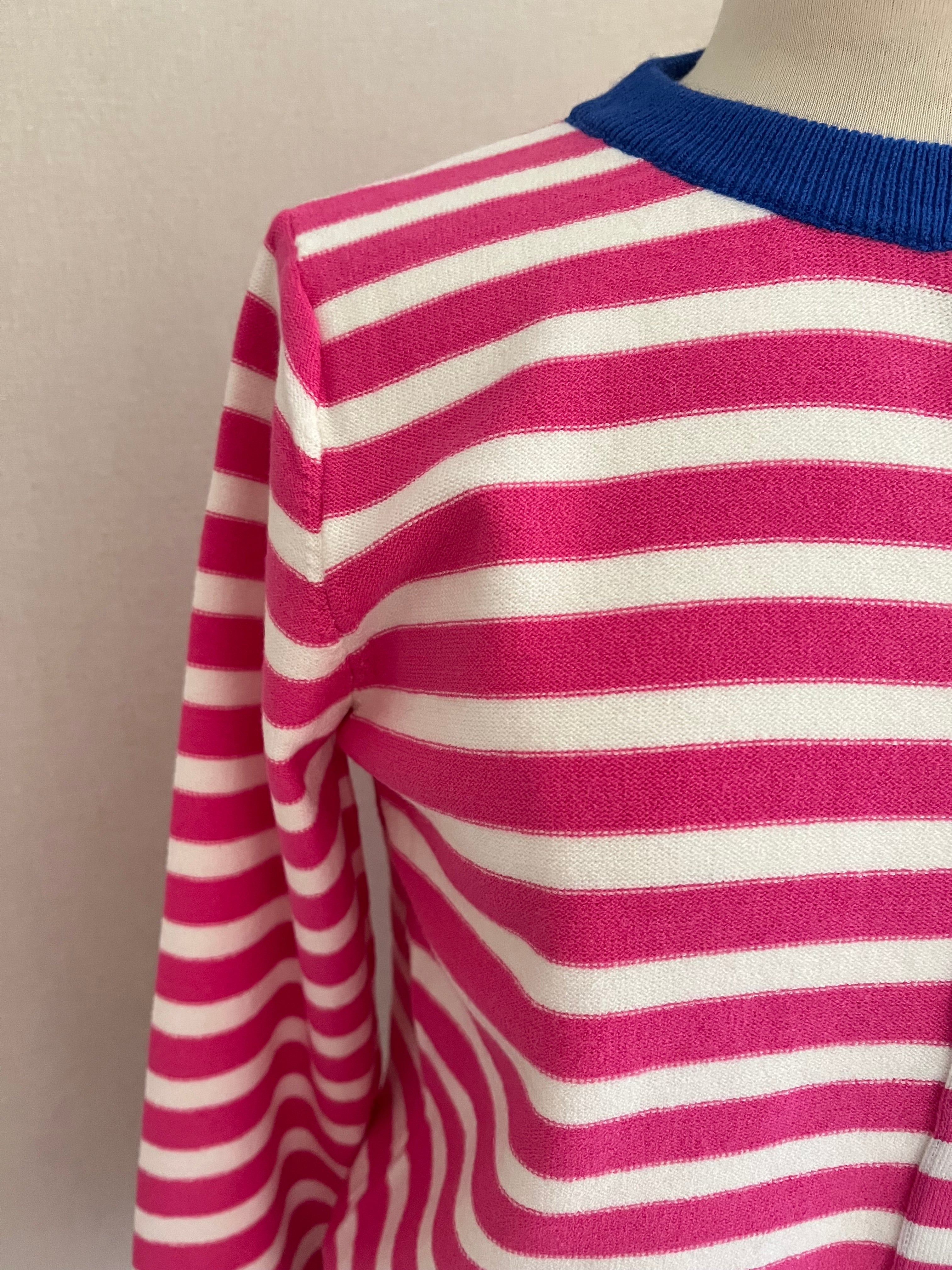 Gilet rayé rose blanc finitions bleues - détail col rond côtelé et boutons