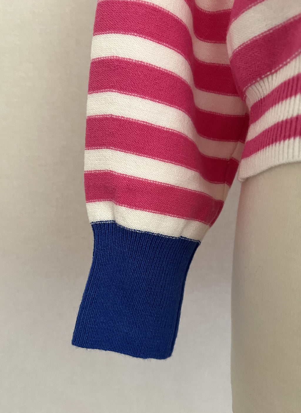 Gilet femme rayé rose blanc coupe confortable - détail finitions bleues poignets