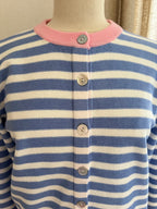 Gilet rayé bleu blanc finitions rose - détail col rond côtelé et boutons