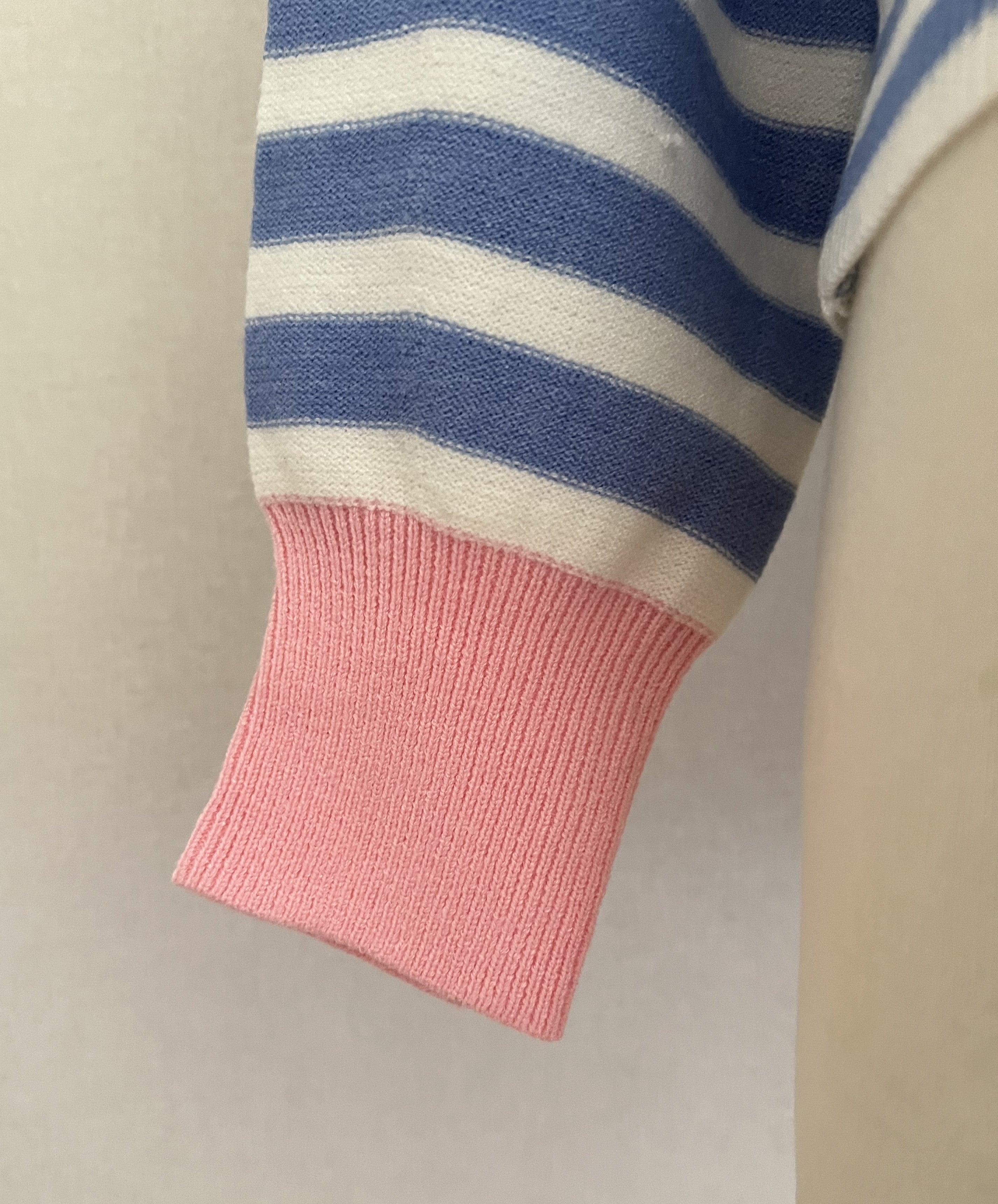 Gilet femme rayé bleu blanc coupe confortable - détail finitions rose poignets