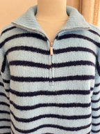 Pull rayé bleu ciel marine col zippé - détail fermeture zip et maille douce