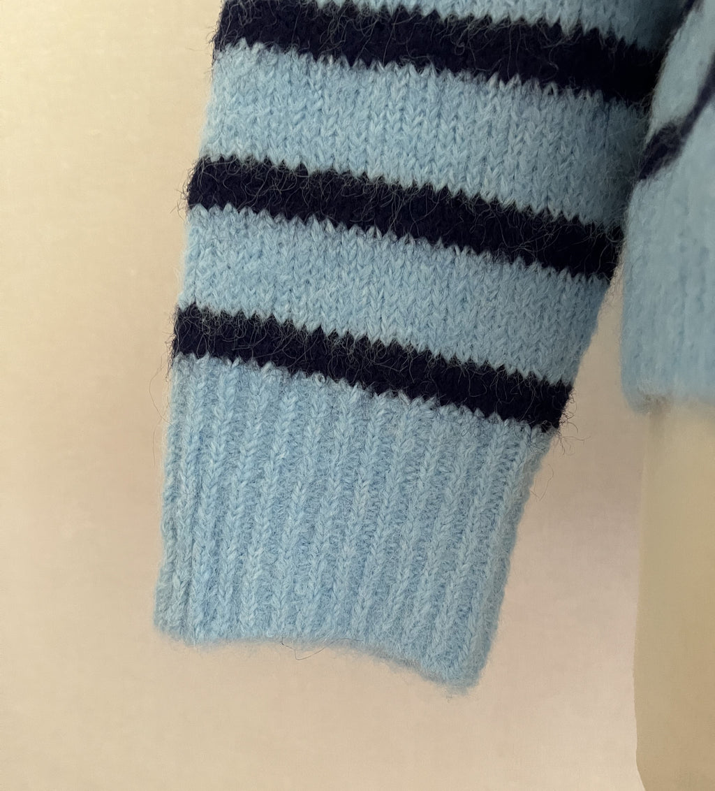 Pull femme rayé bleu ciel marine coupe ample - détail manche