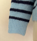 Pull femme rayé bleu ciel marine coupe ample - détail manche