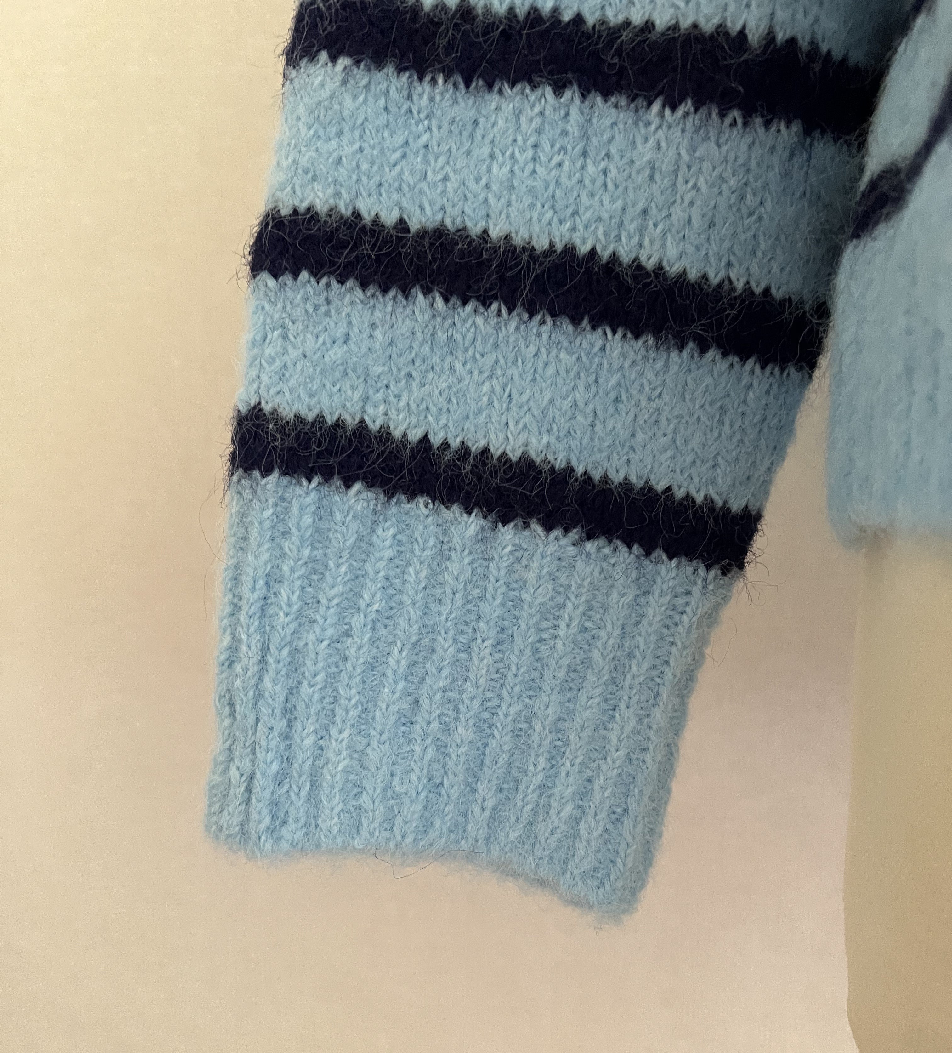 Pull femme rayé bleu ciel marine coupe ample - détail manche