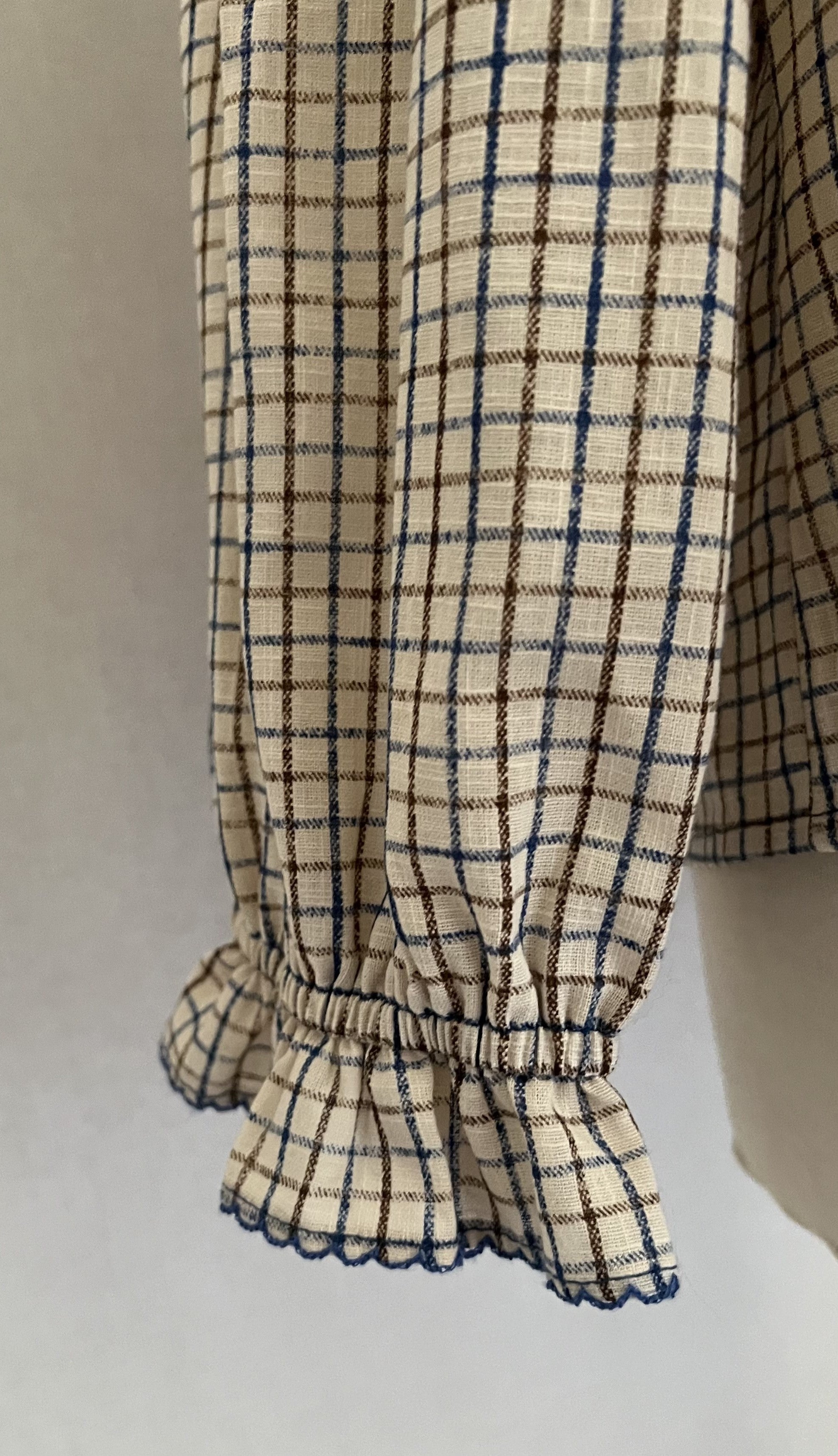 Blouse Elise empiècement volanté carreaux beige bleu Lili & Lala - détail manche