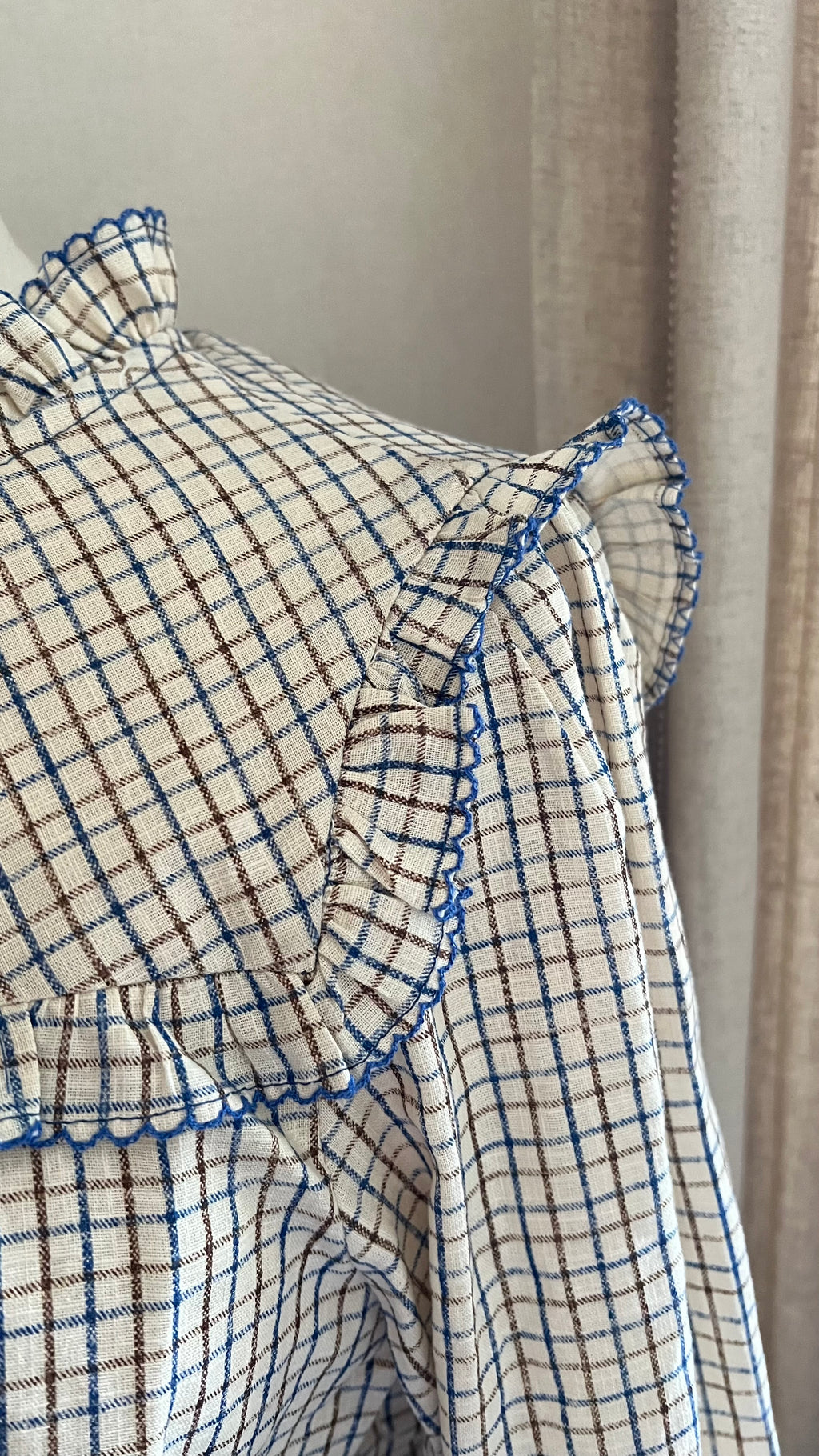 Blouse Elise empiècement volanté carreaux beige bleu Lili & Lala - détail épaule