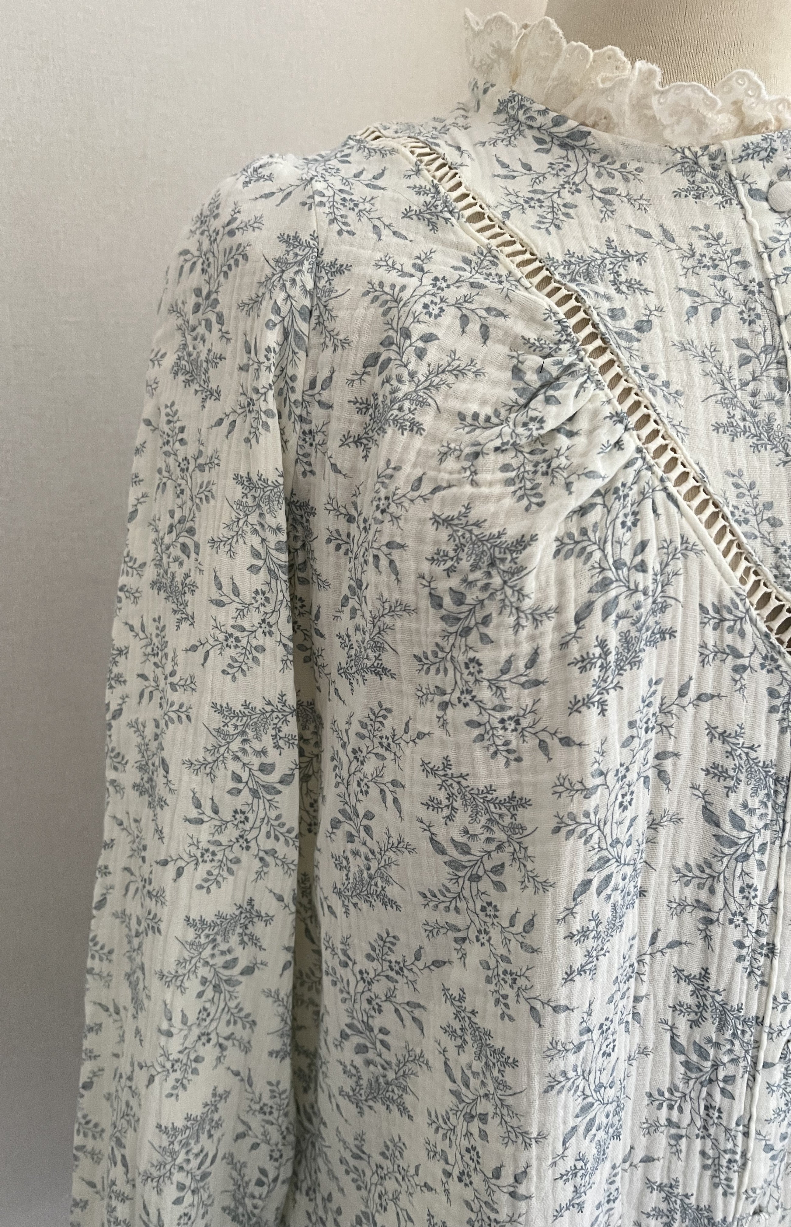 Blouse Estelle Season feuillage bleu - look romantique casual