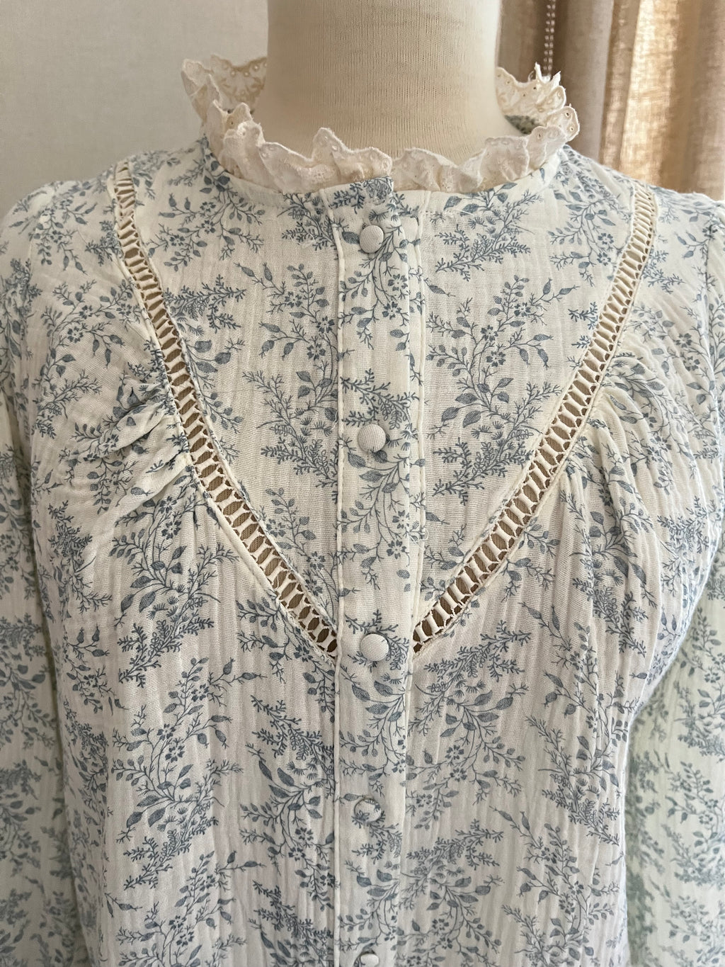 Blouse Estelle Season - détail boutonnage et dentelle feuillage bleu