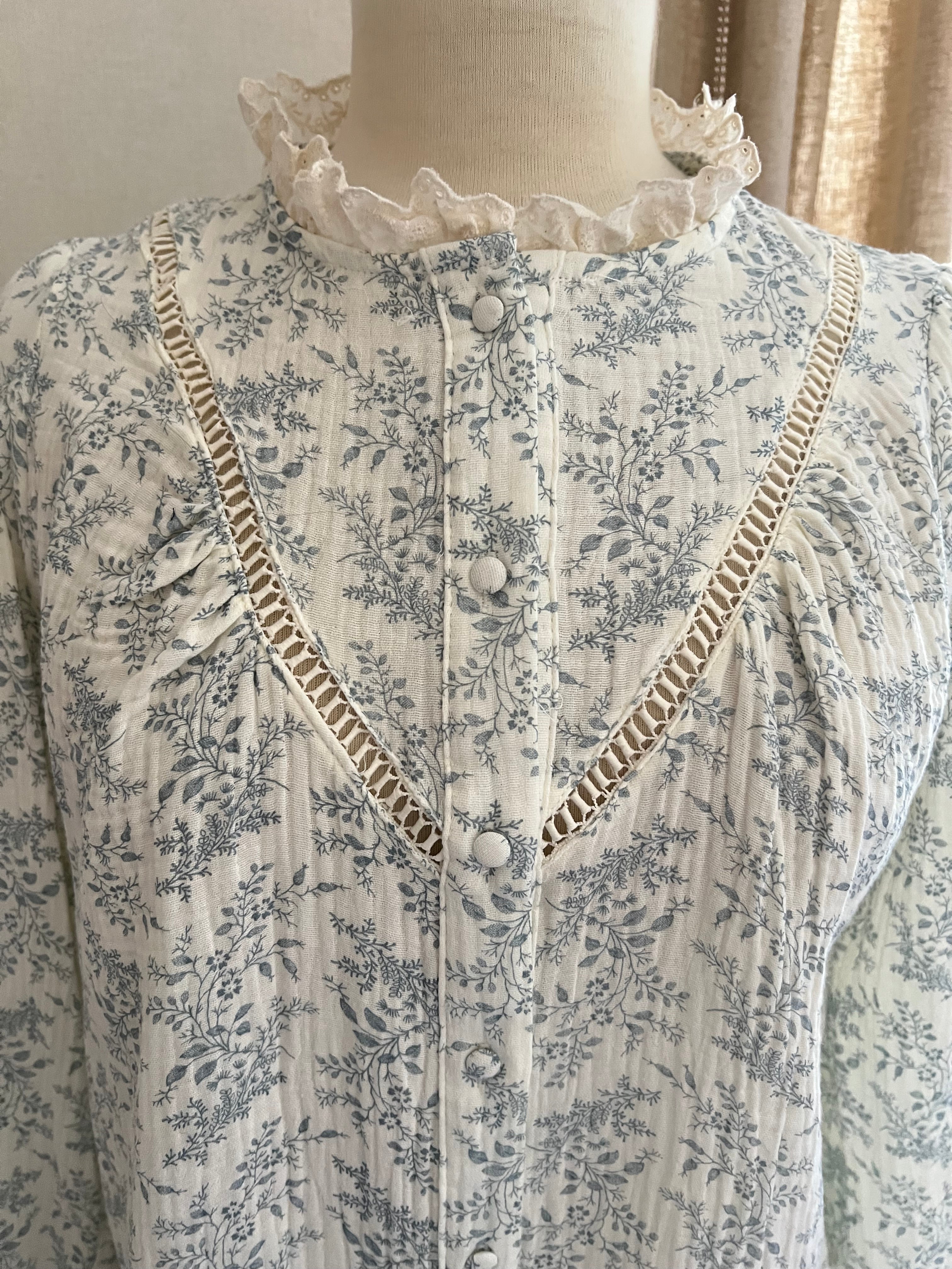 Blouse Estelle Season - détail boutonnage et dentelle feuillage bleu