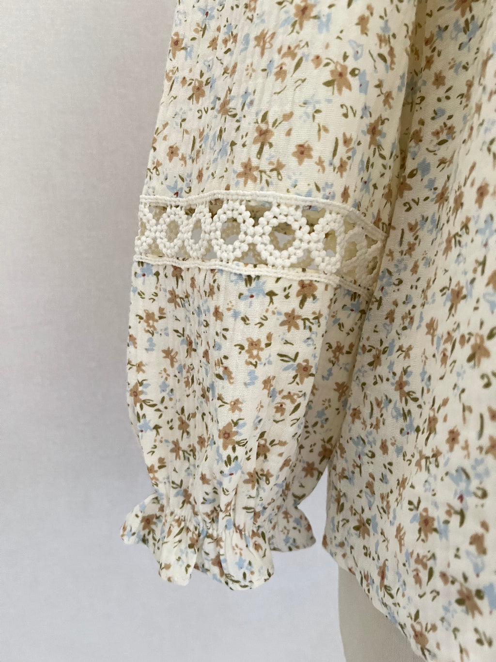 Détail dentelle manches blouse Lucie bohème chic Lili & Lala