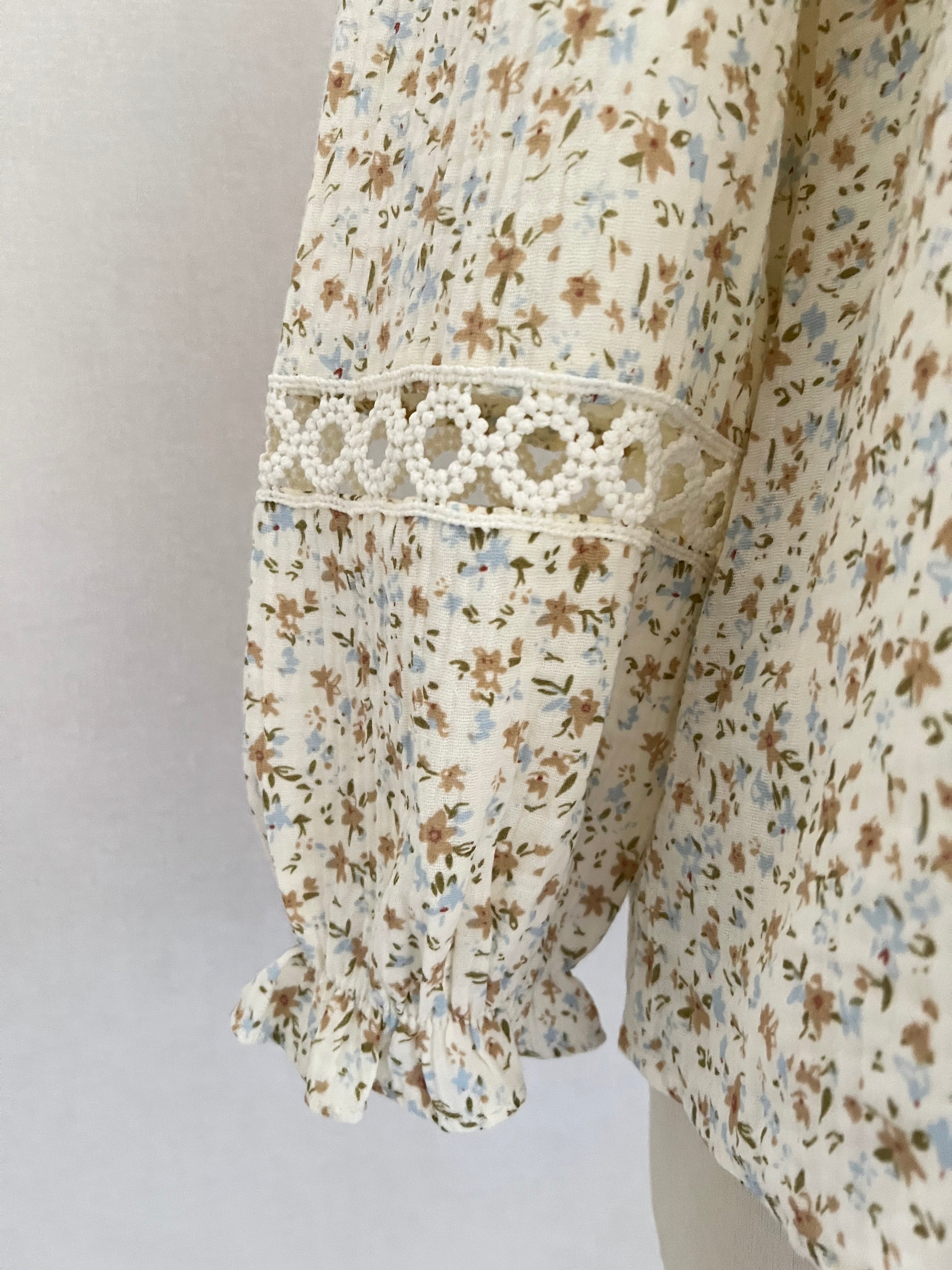 Détail dentelle manches blouse Lucie bohème chic Lili & Lala
