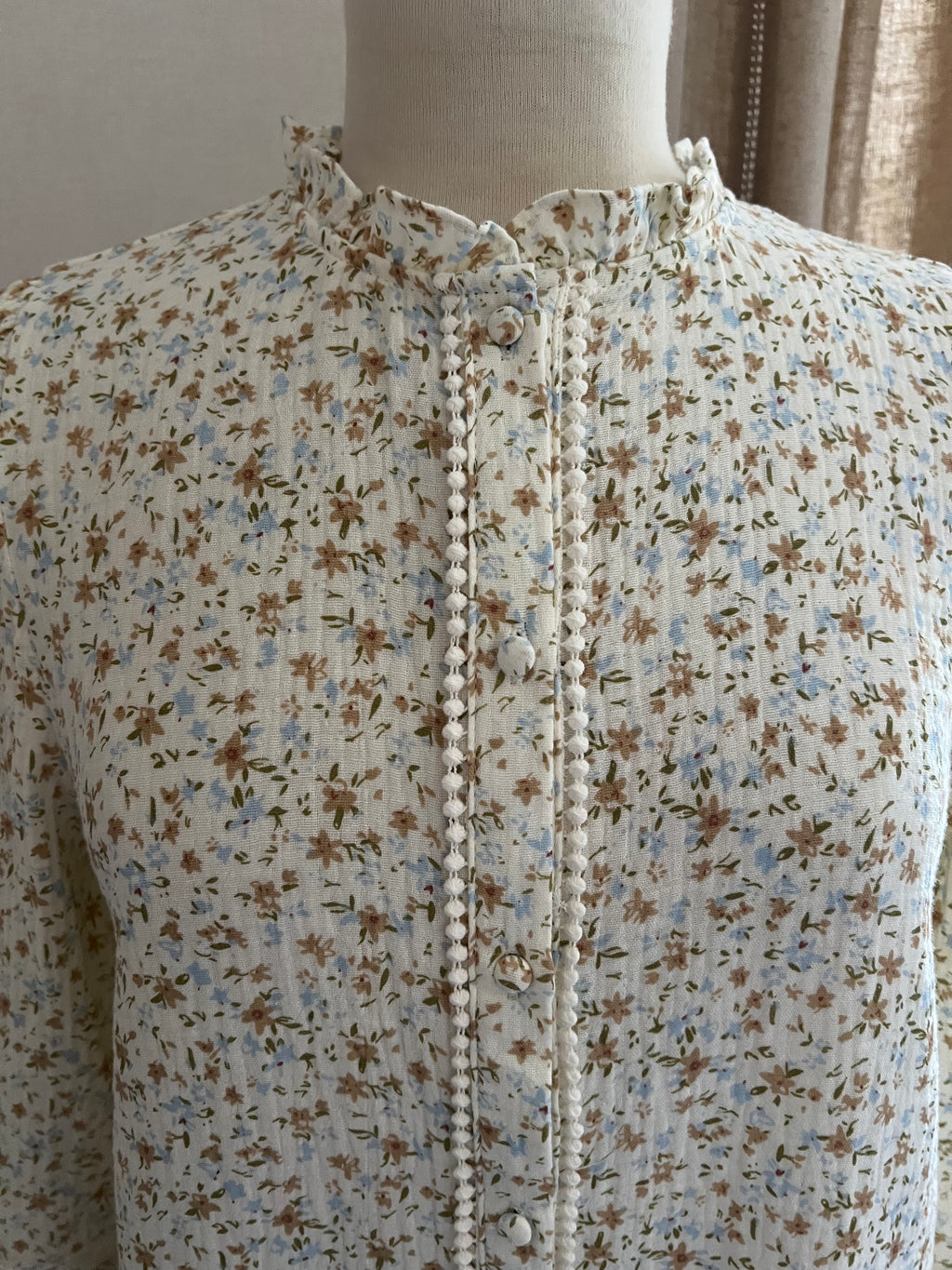 Détail col montant volanté et boutonnage galon blouse Lucie Lili & Lala