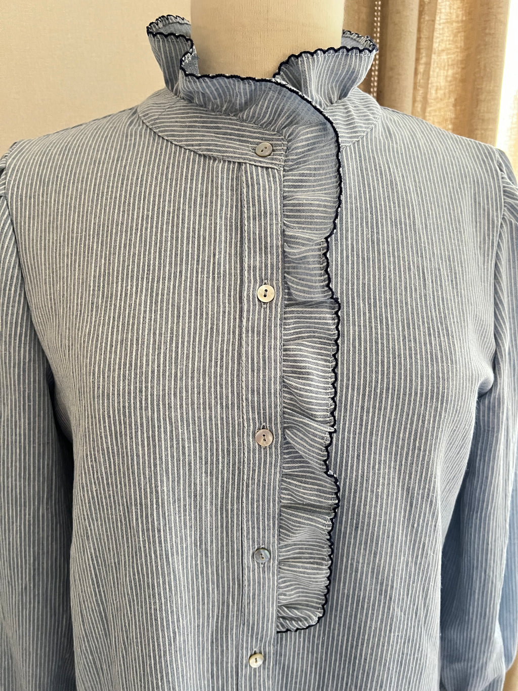 Blouse Ninon col volanté rayée bleu blanc Season - détail col