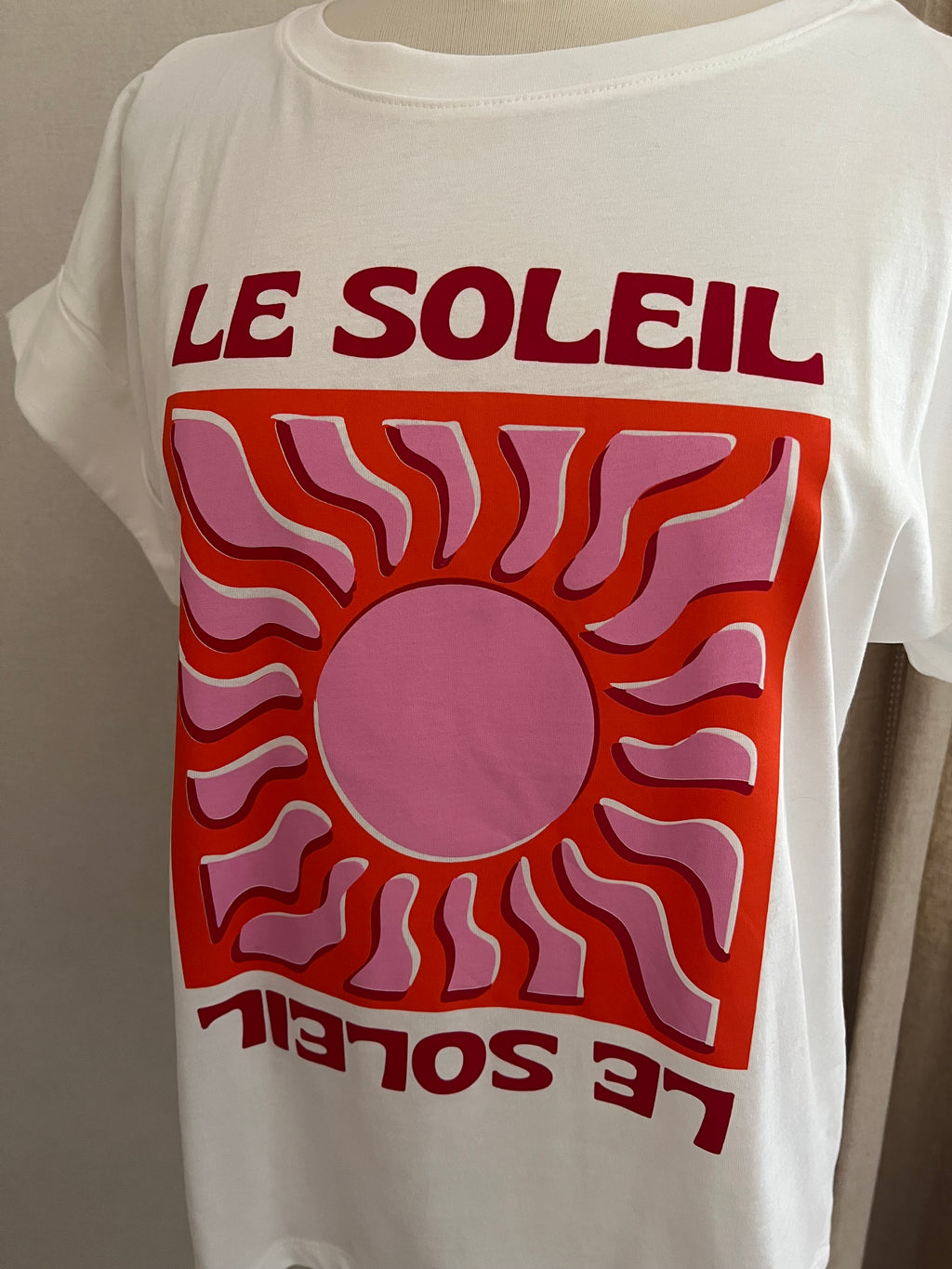 Détail encolure et imprimé T-shirt Soleil