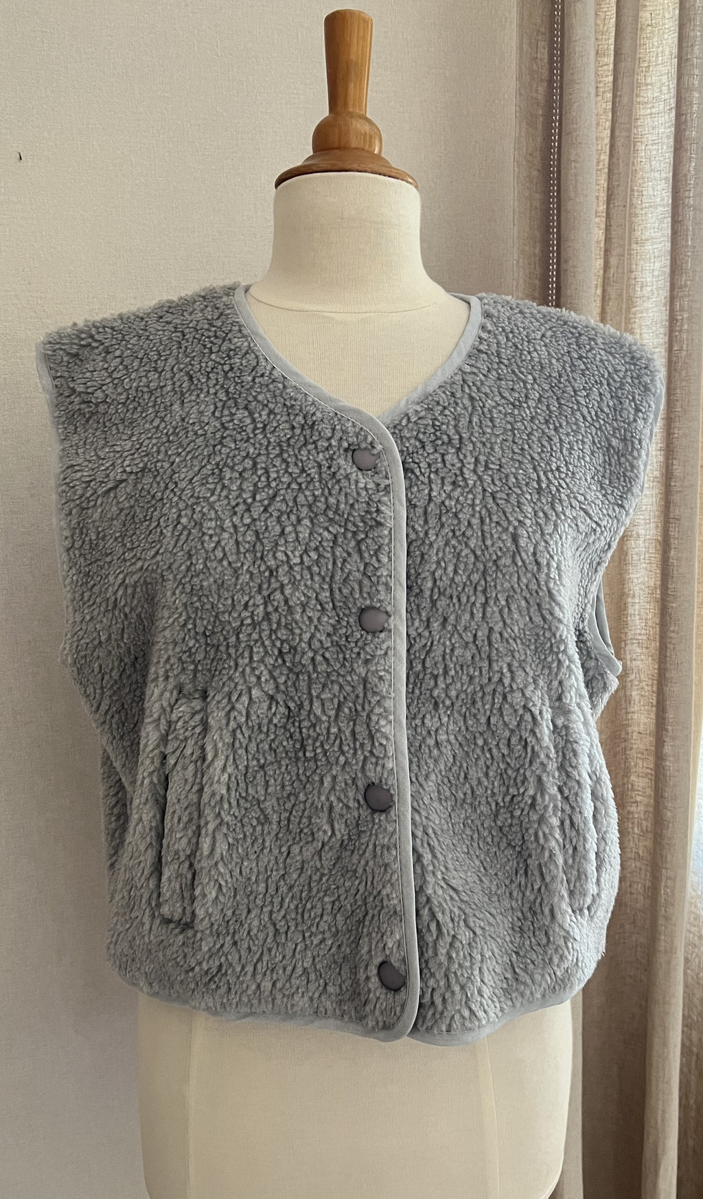 Gilet Marius gris chiné sans manches - vue de face - Coka Collection