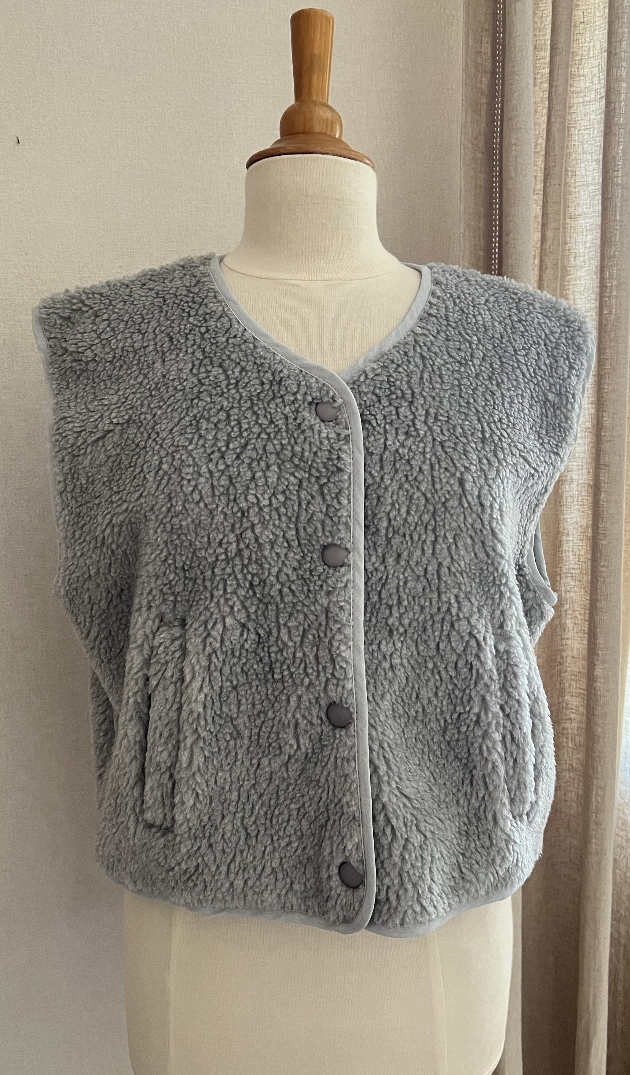 Gilet Marius gris chiné sans manches - vue de face - Coka Collection