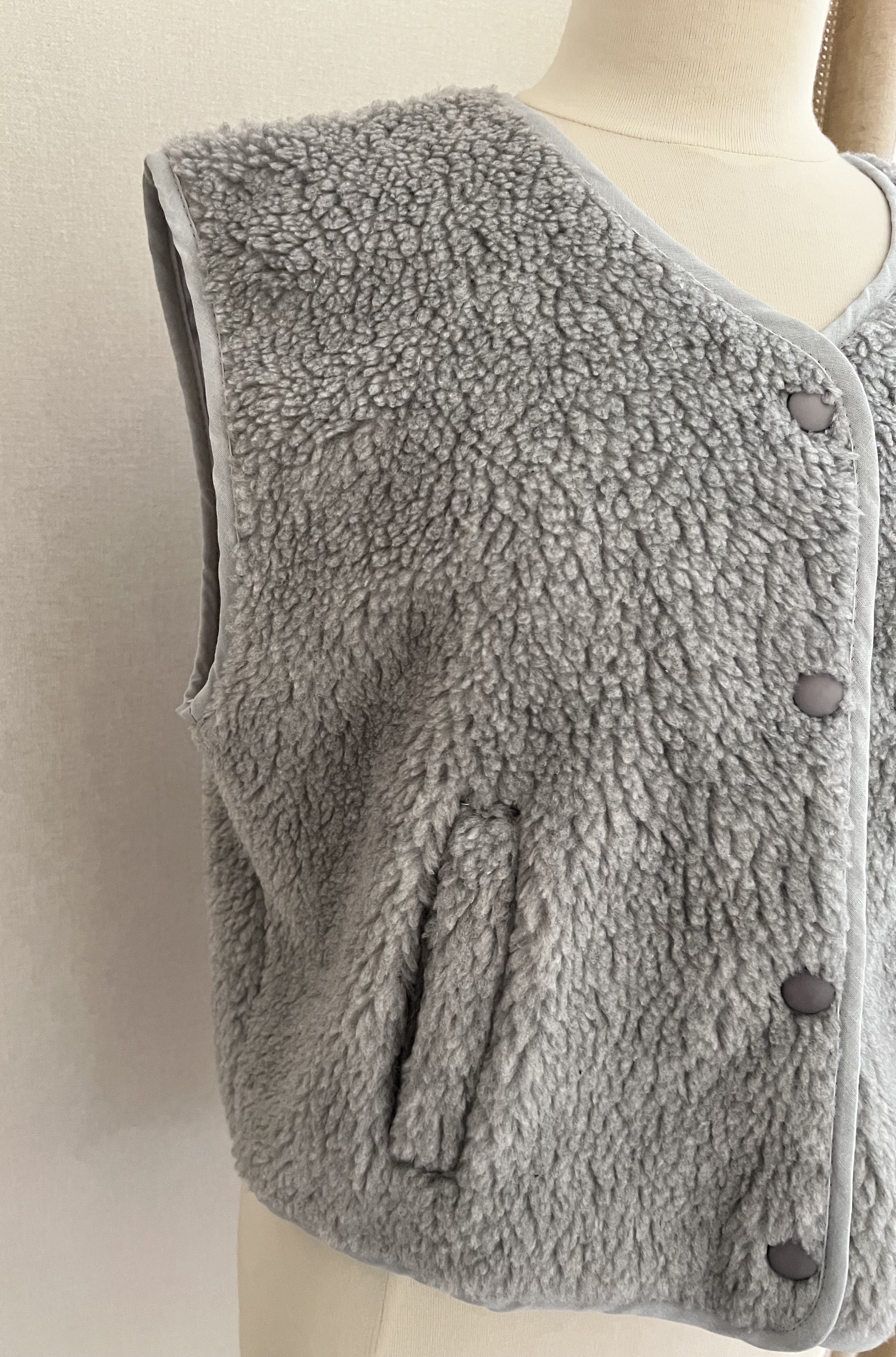 Gilet Marius gris porté - style casual chic
