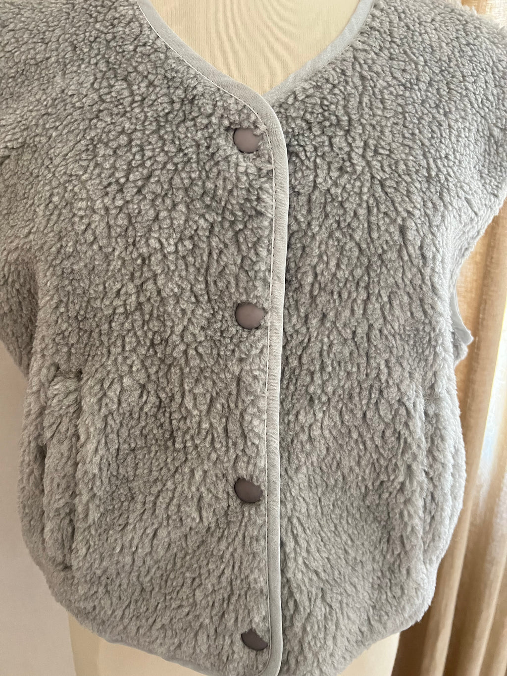 Détail maille et finitions gilet Marius gris