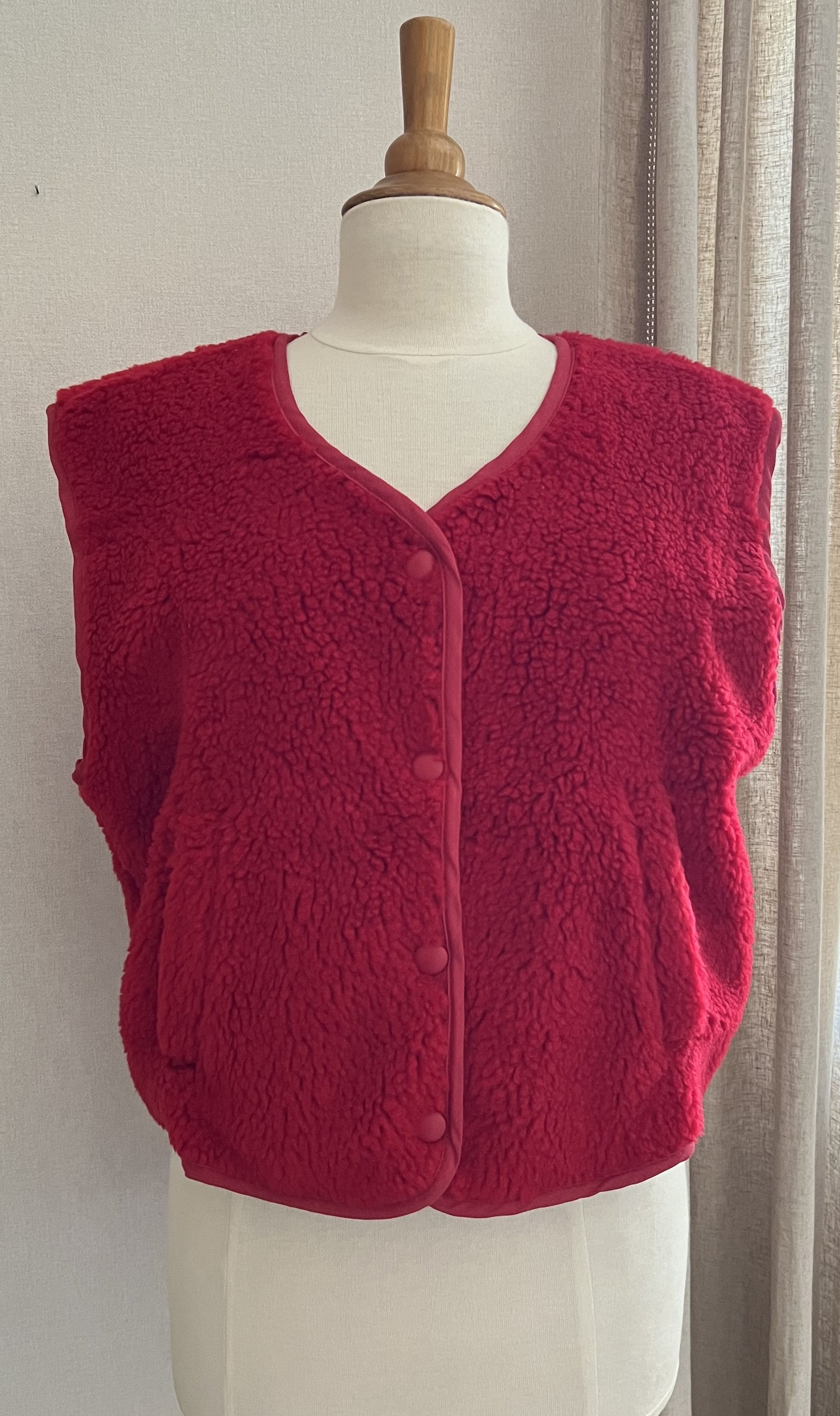 Gilet Marius rouge sans manches - vue de face - Coka Collection