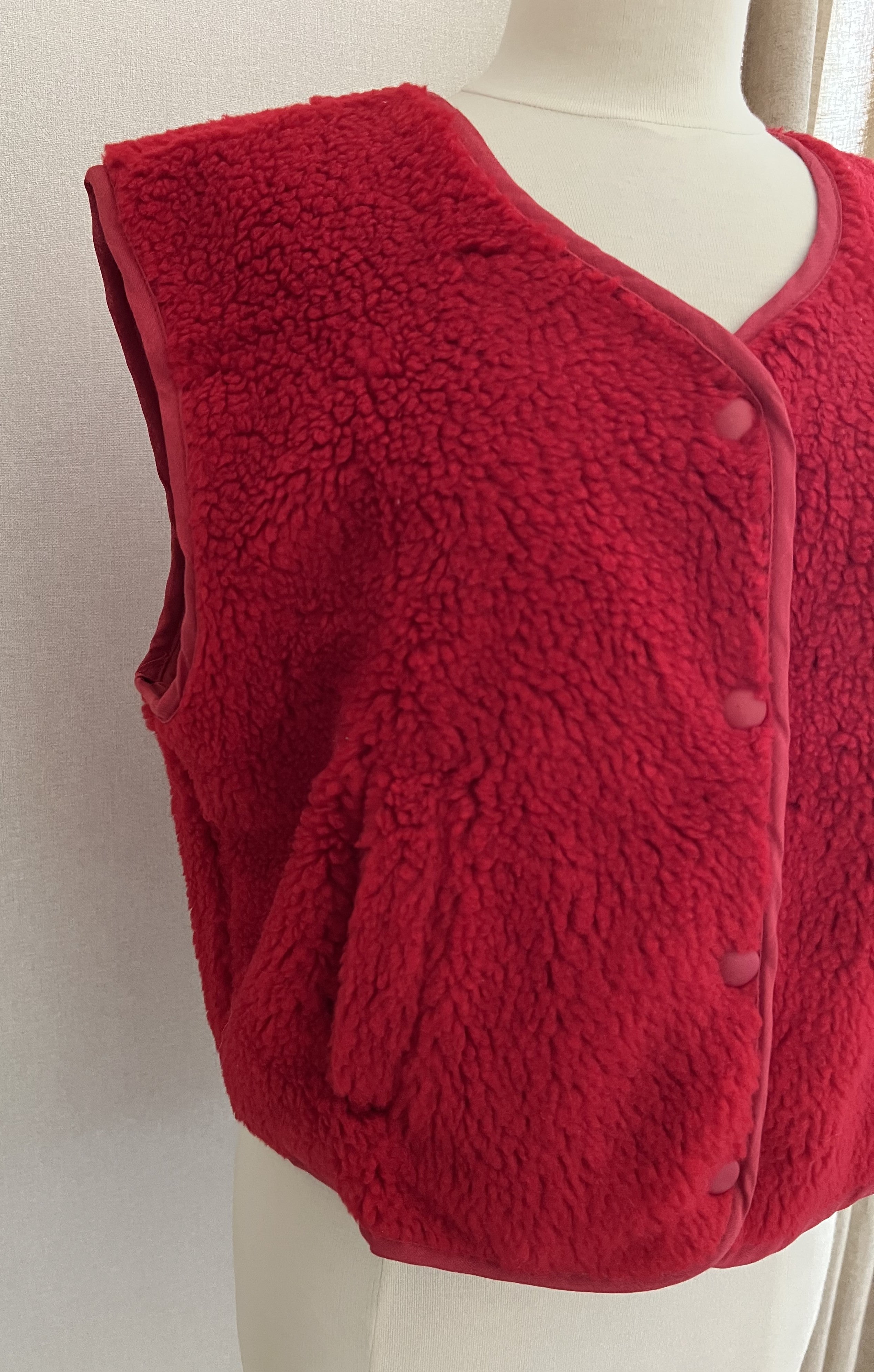 Gilet Marius rouge porté - style casual chic
