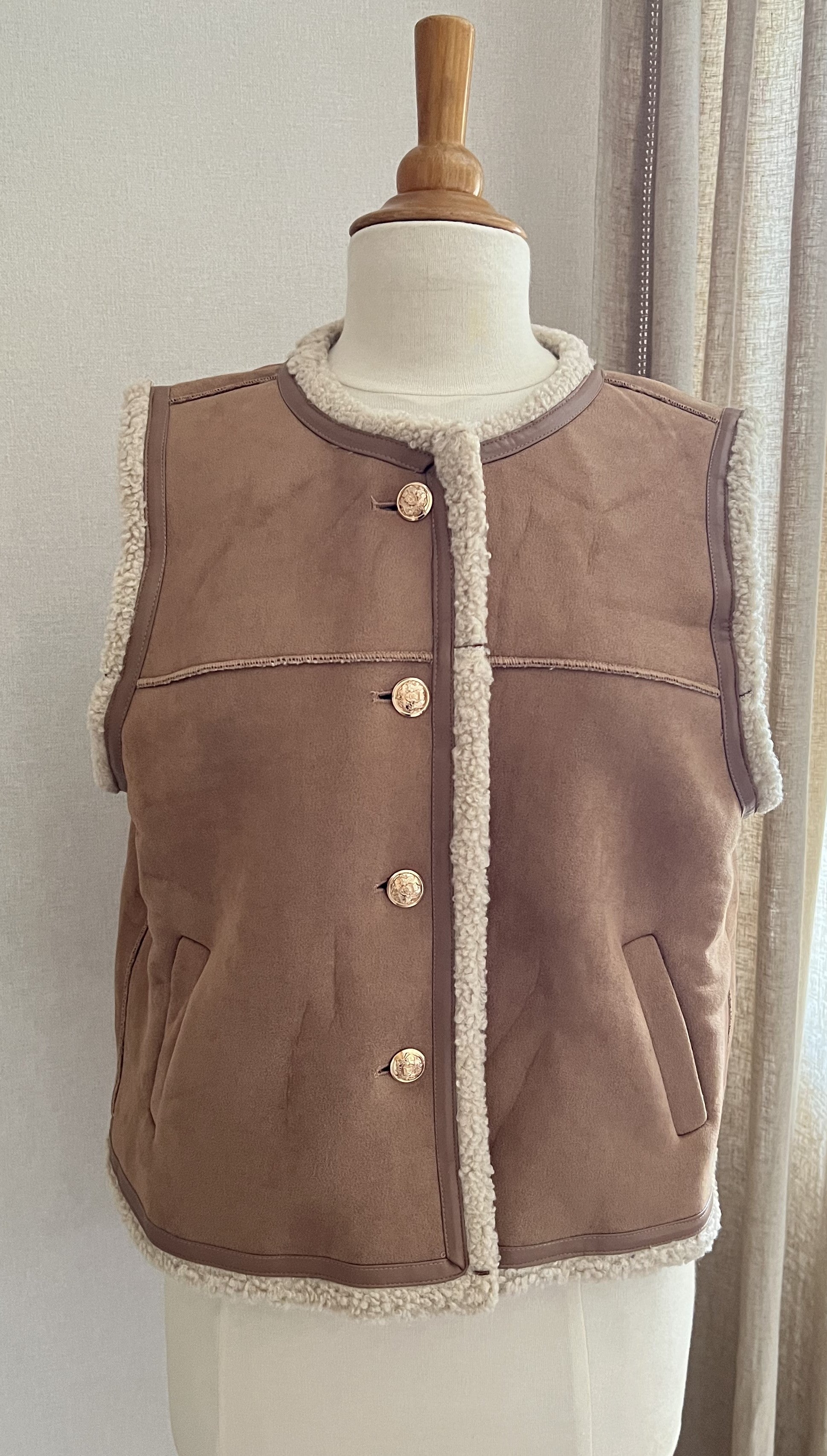 Gilet Romy suédine beige sans manches Lili & Lala - vue de face - Coka Collection