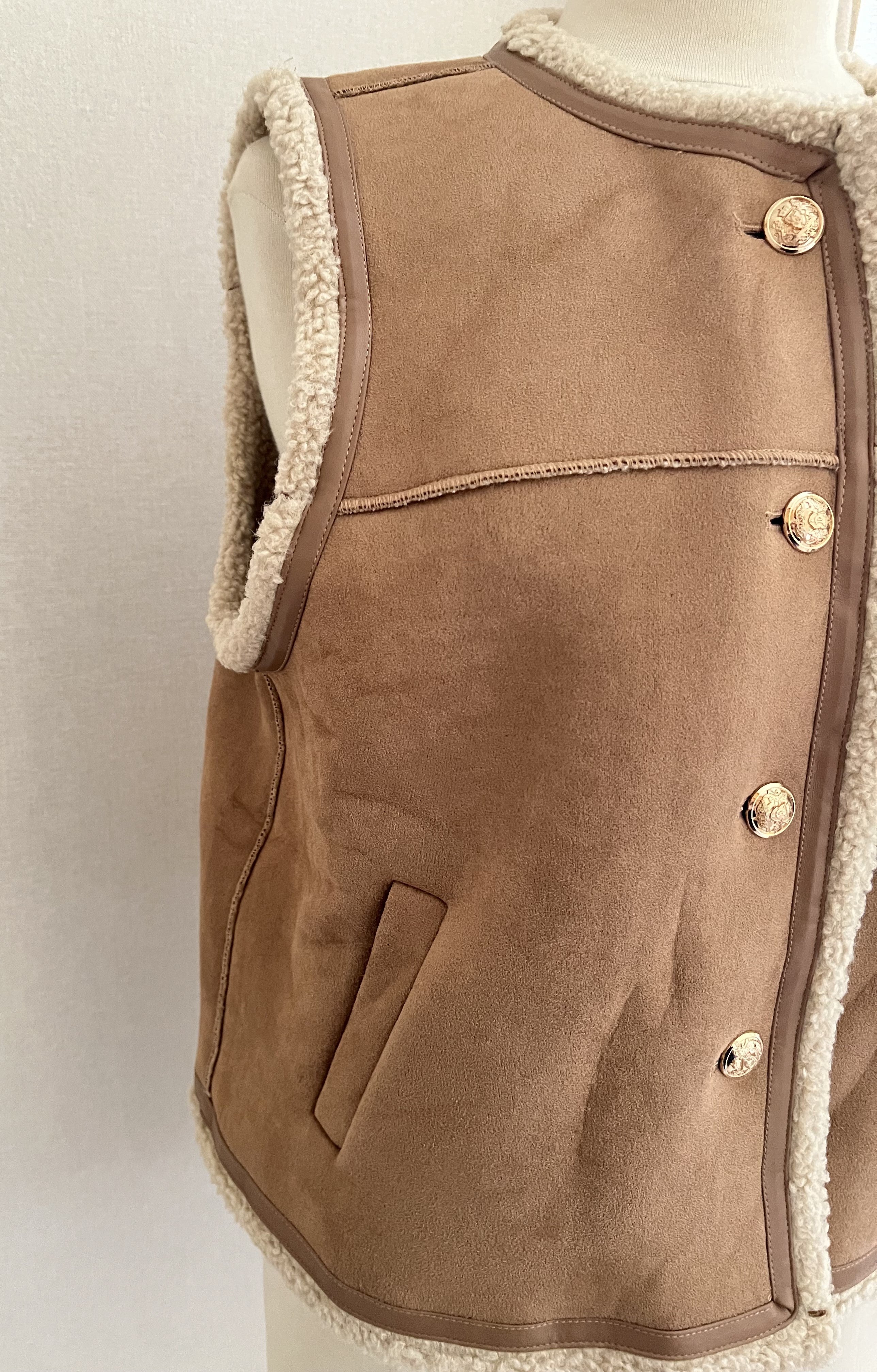 Gilet Romy sans manches suédine moumoute beige Lili & Lala