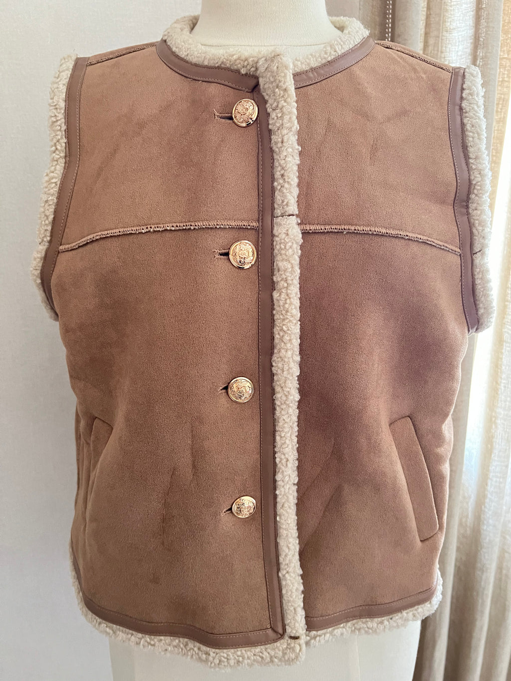 Gilet Romy suédine beige sans manches porté - rendu style - Coka Collection