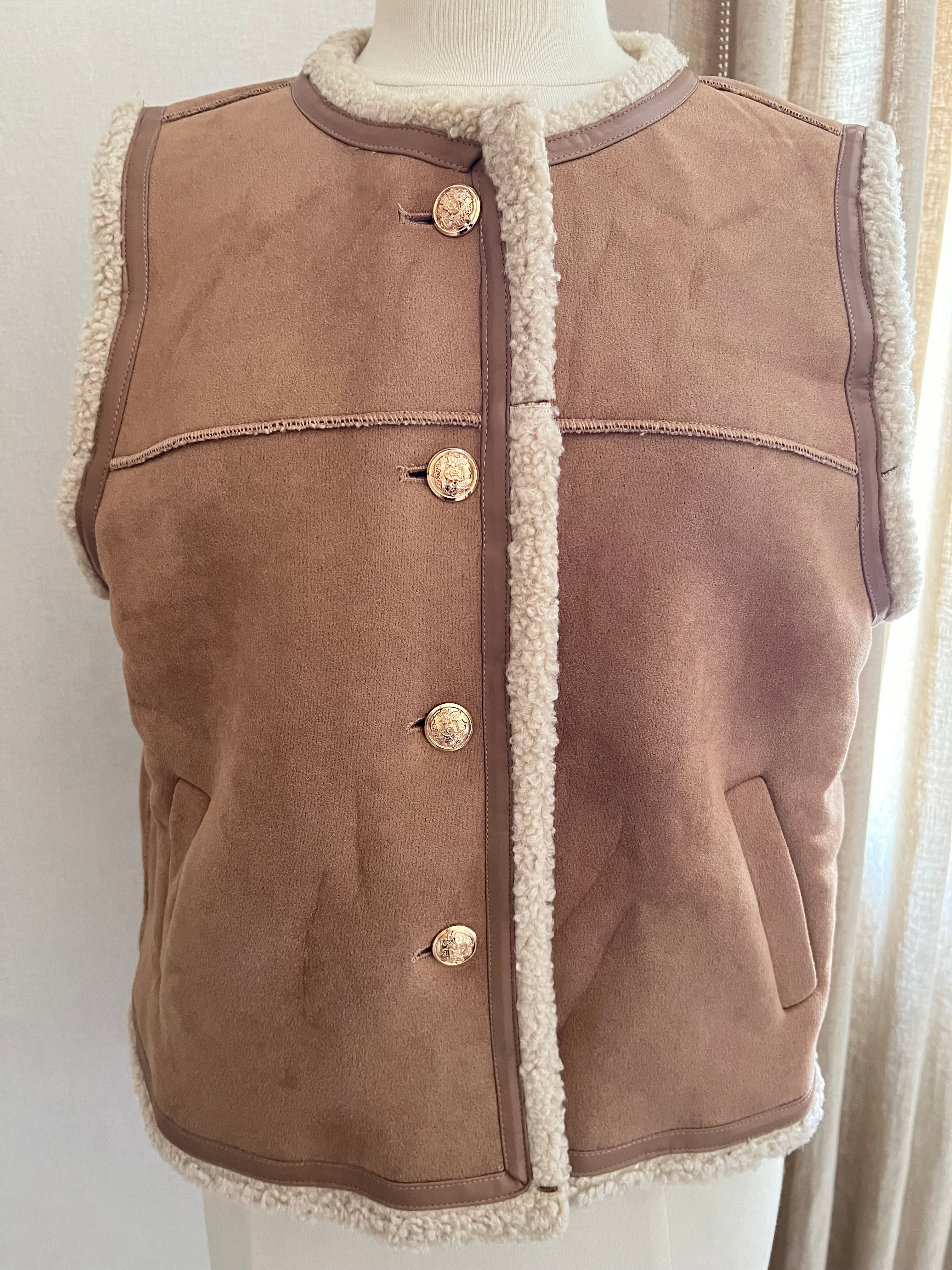 Gilet Romy suédine beige sans manches porté - rendu style - Coka Collection