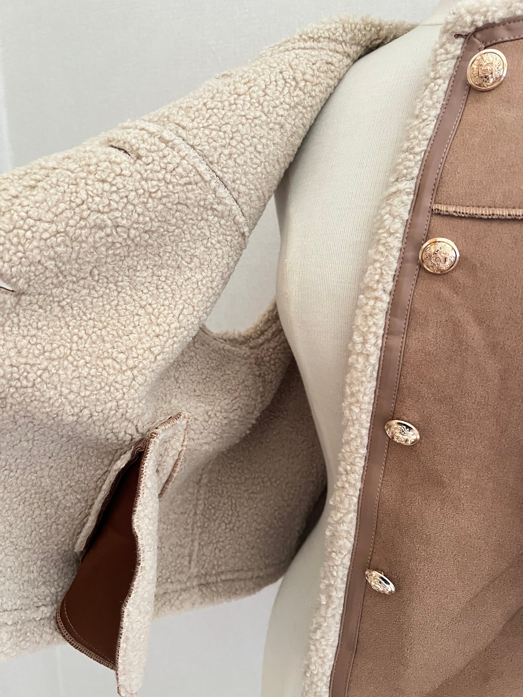 Détail doublure intérieure gilet Romy suédine beige Lili & Lala