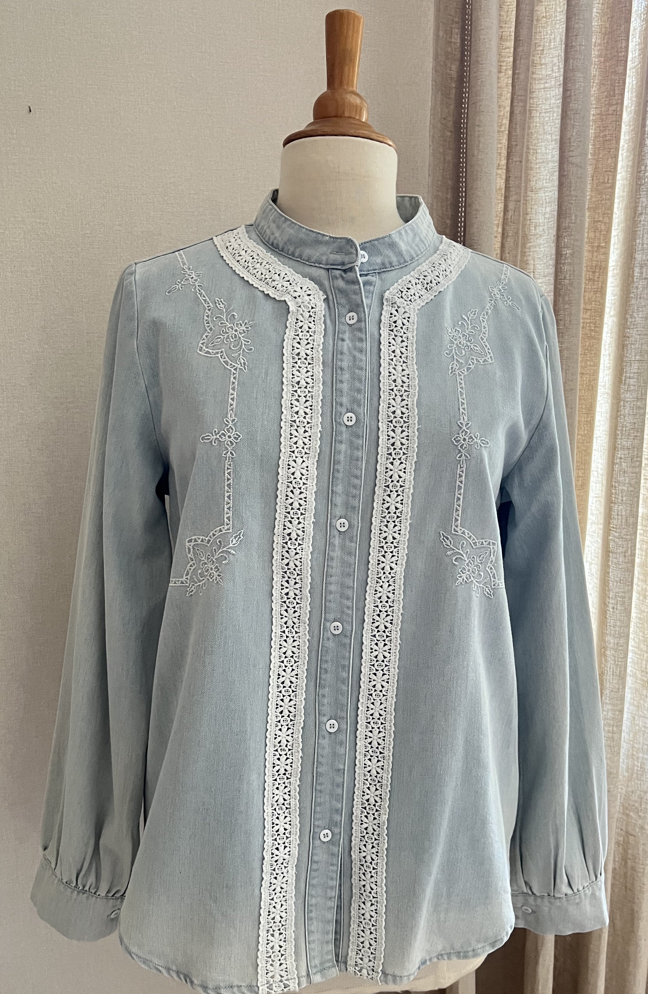 Blouse Nicole denim bleu clair brodé dentelle col officier - Coka Collection