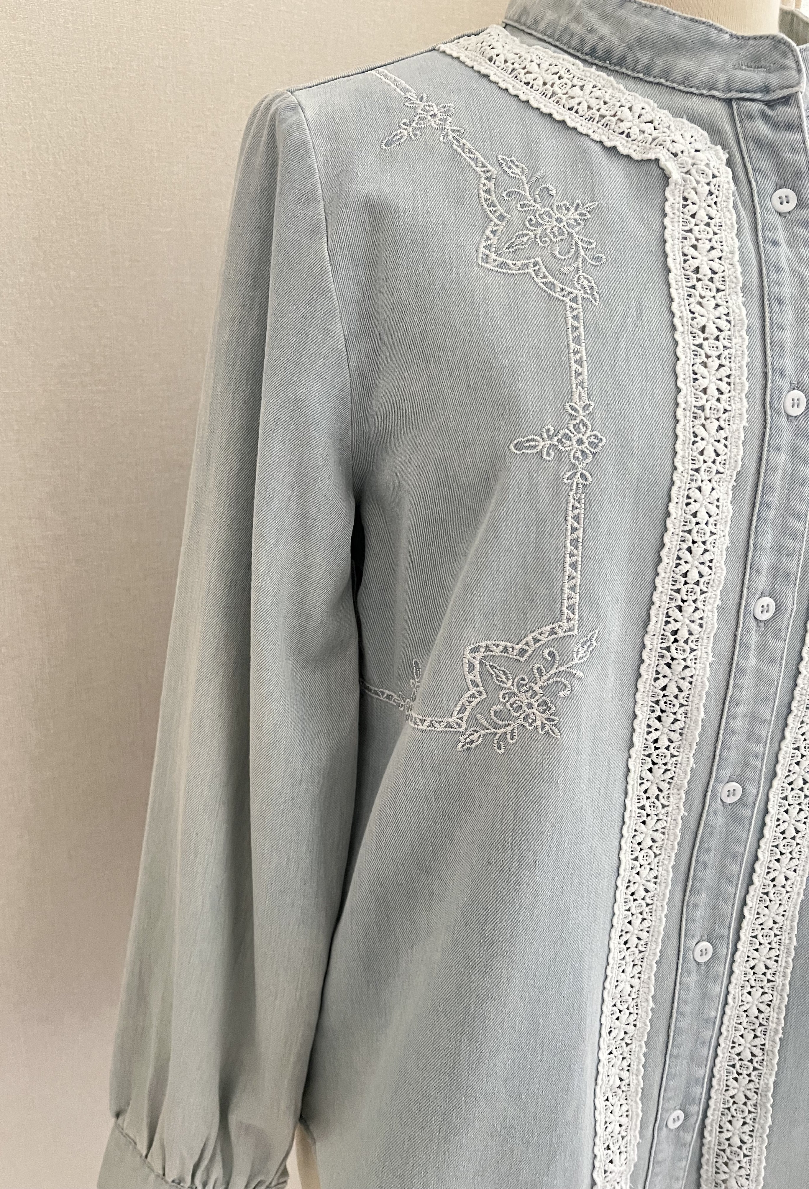 Détail broderies ton sur ton et dentelle ajourée blouse Nicole denim - Coka Collection
