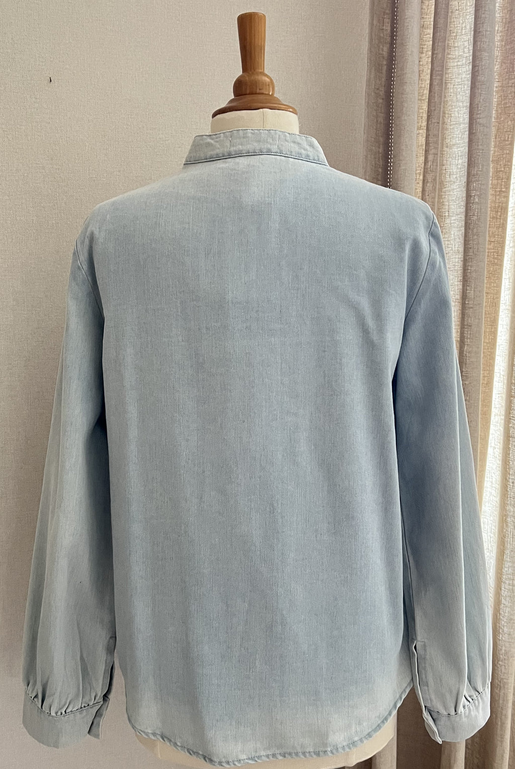 Blouse femme denim brodé dentelle vue de dos - Coka Collection