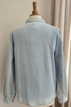 Blouse femme denim brodé dentelle vue de dos - Coka Collection