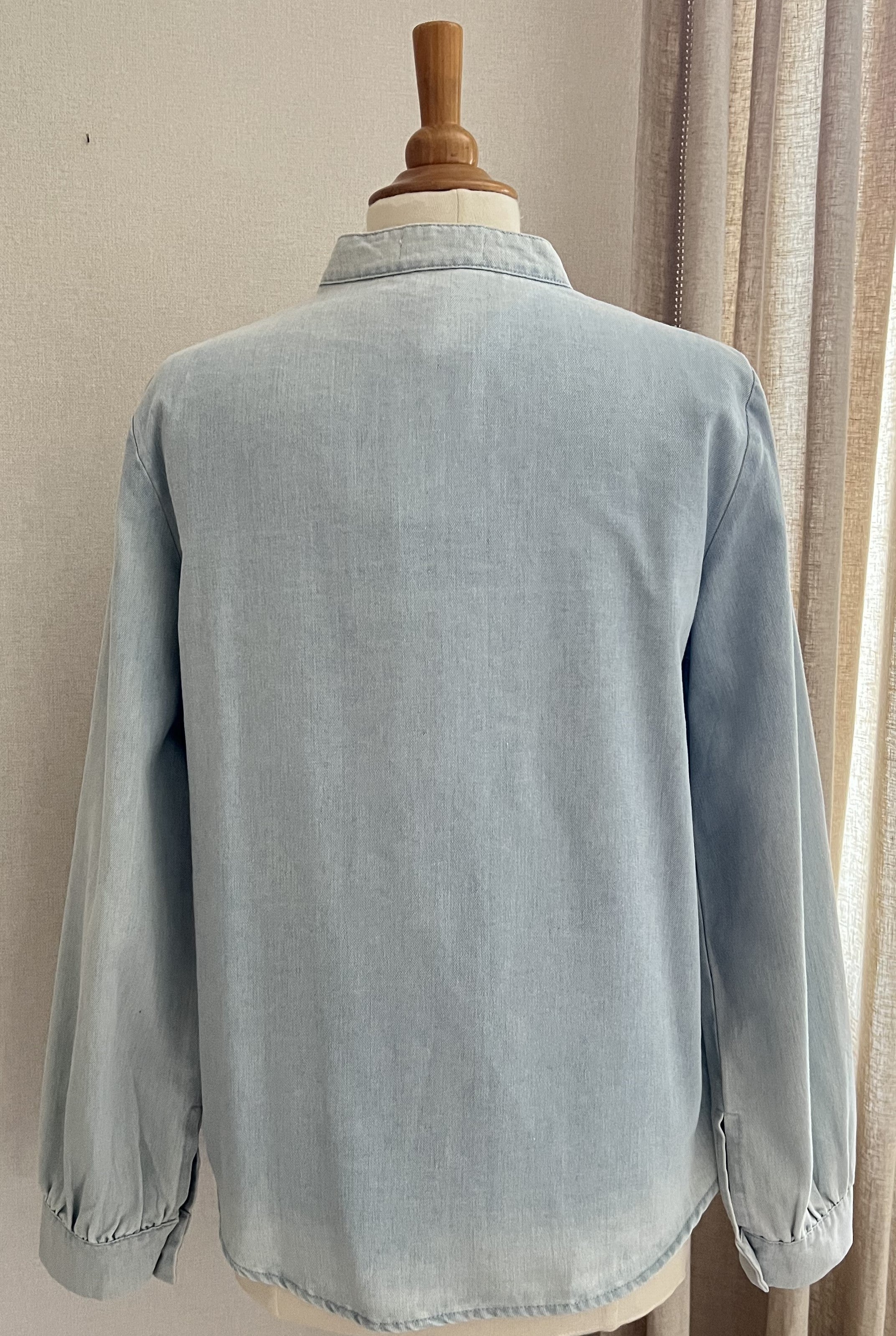 Blouse femme denim brodé dentelle vue de dos - Coka Collection