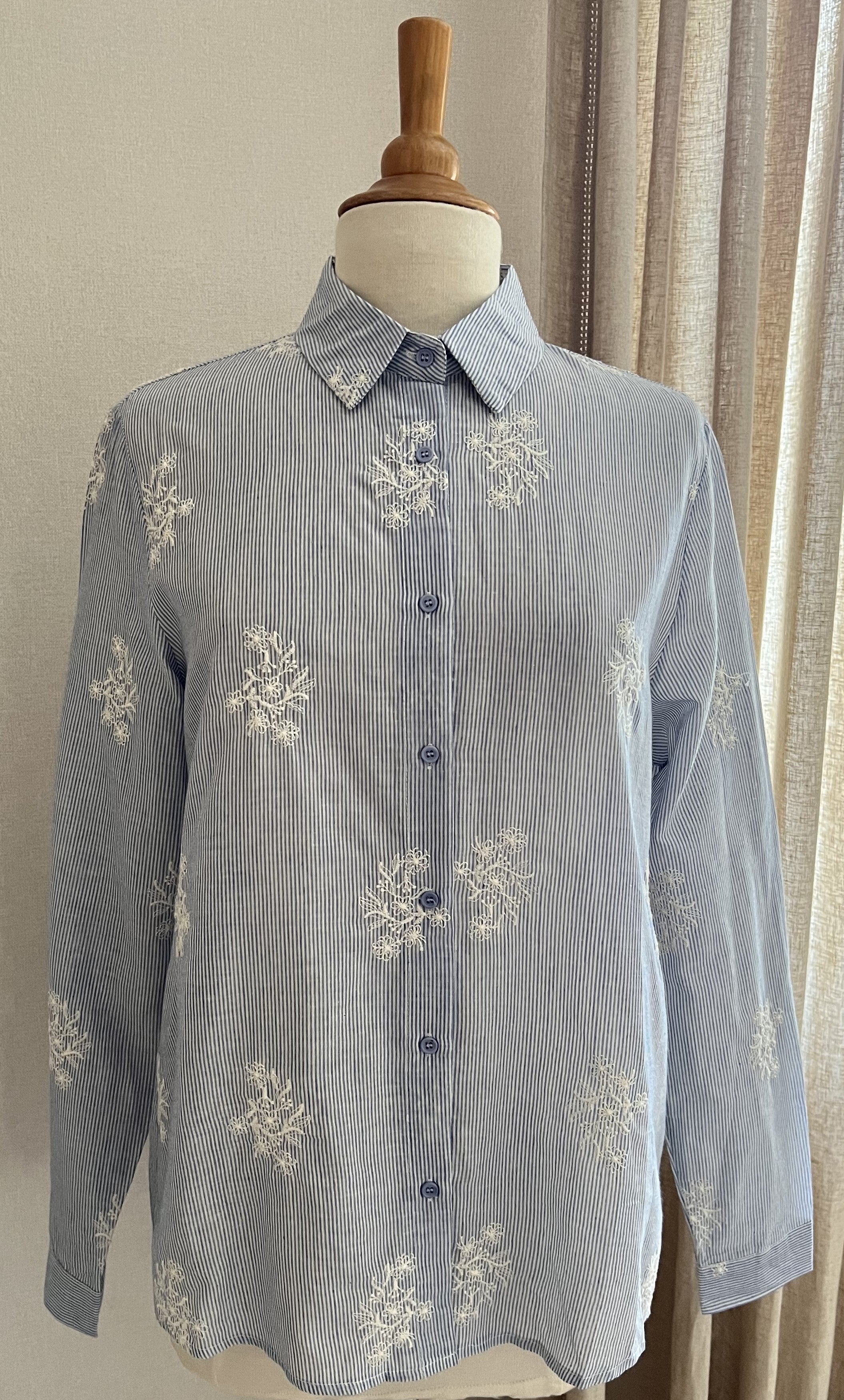 Blouse Agathe rayée bleu et blanc brodée – vue de face | Coka Collection