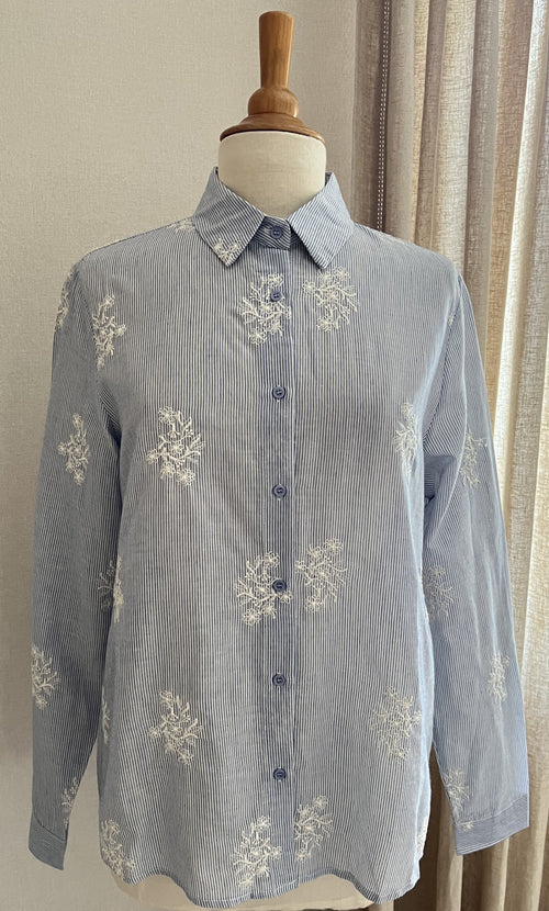 Blouse Agathe rayée bleu et blanc brodée – vue de face | Coka Collection