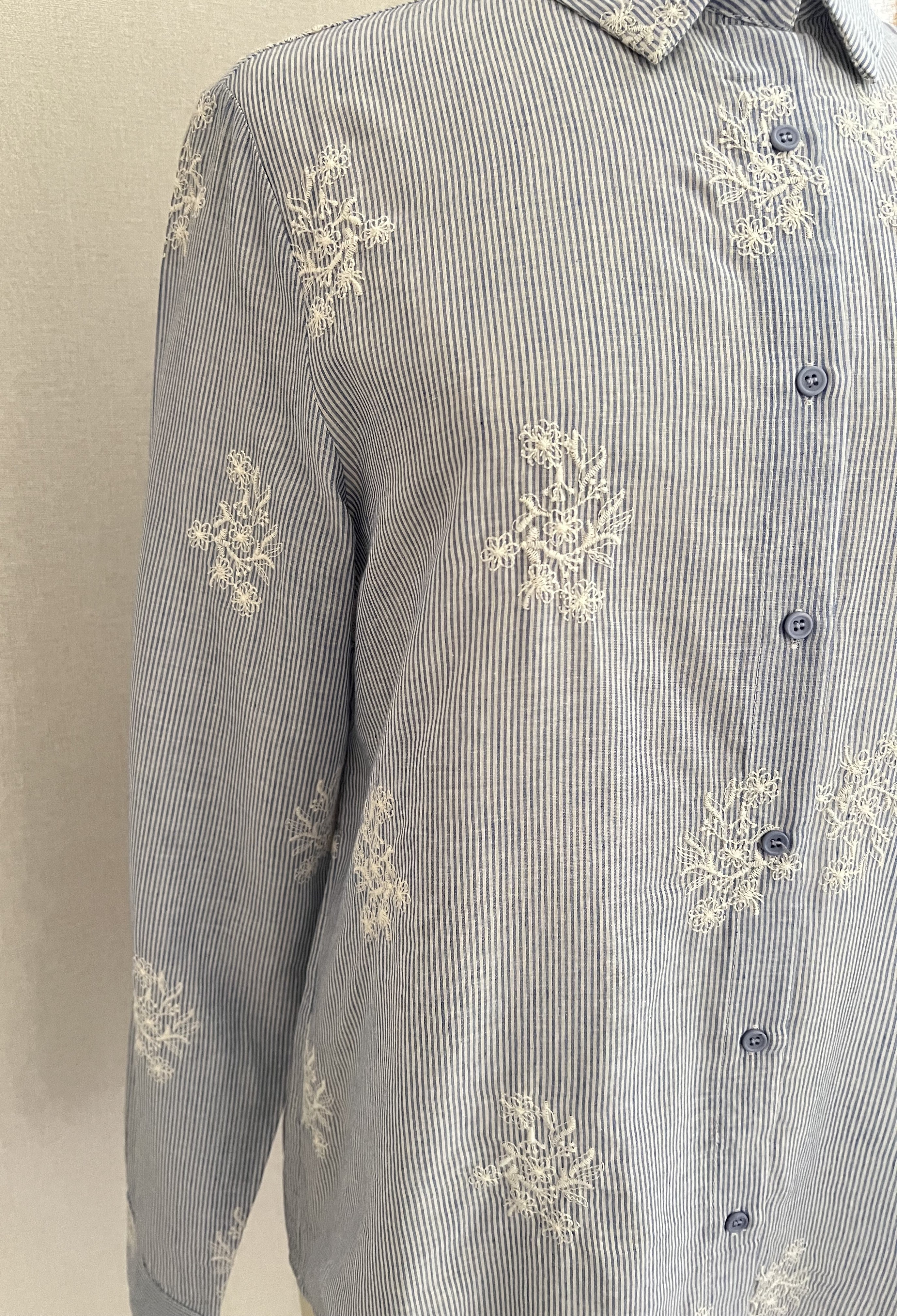 Blouse Agathe voile coton rayé – détail broderies florales | Coka Collection