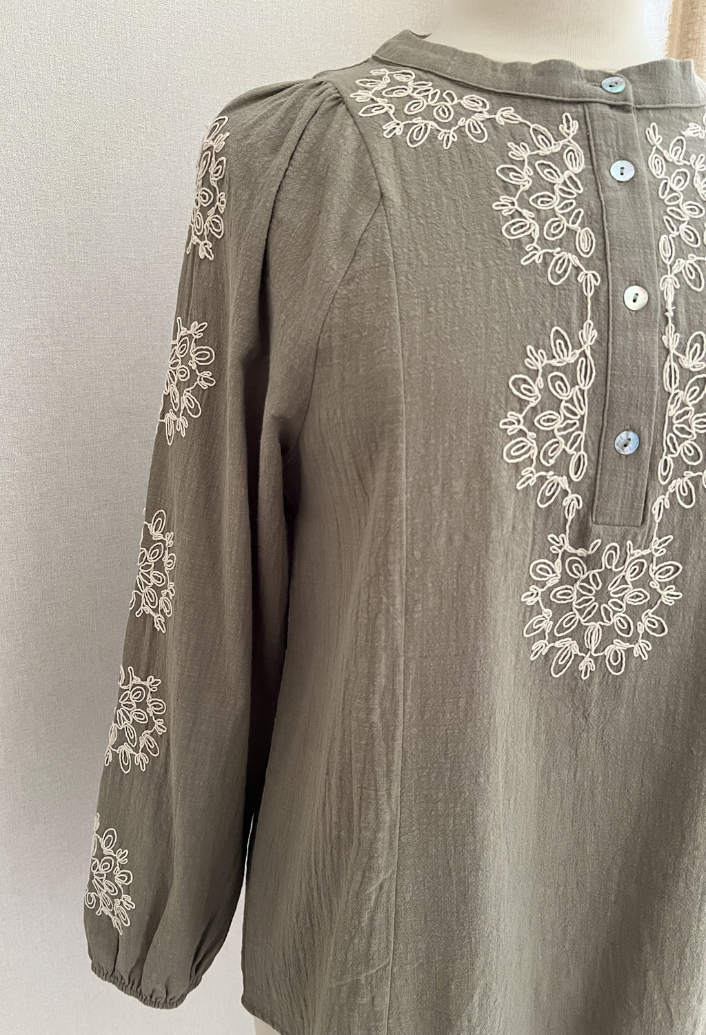 Blouse Julia In April 1986 - broderies florales blanches sur coton vert sauge | Coka Collection