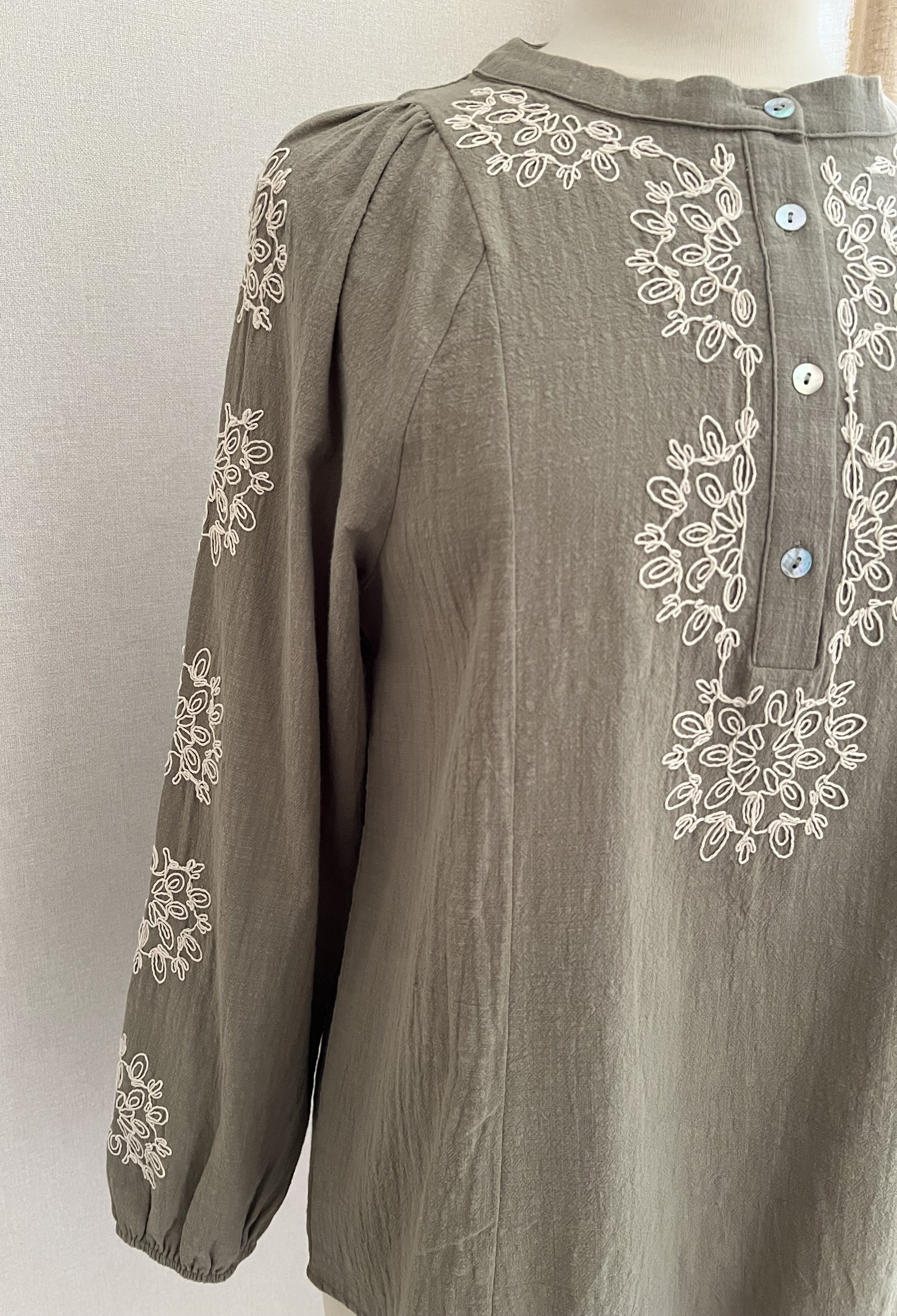 Blouse Julia In April 1986 - broderies florales blanches sur coton vert sauge | Coka Collection