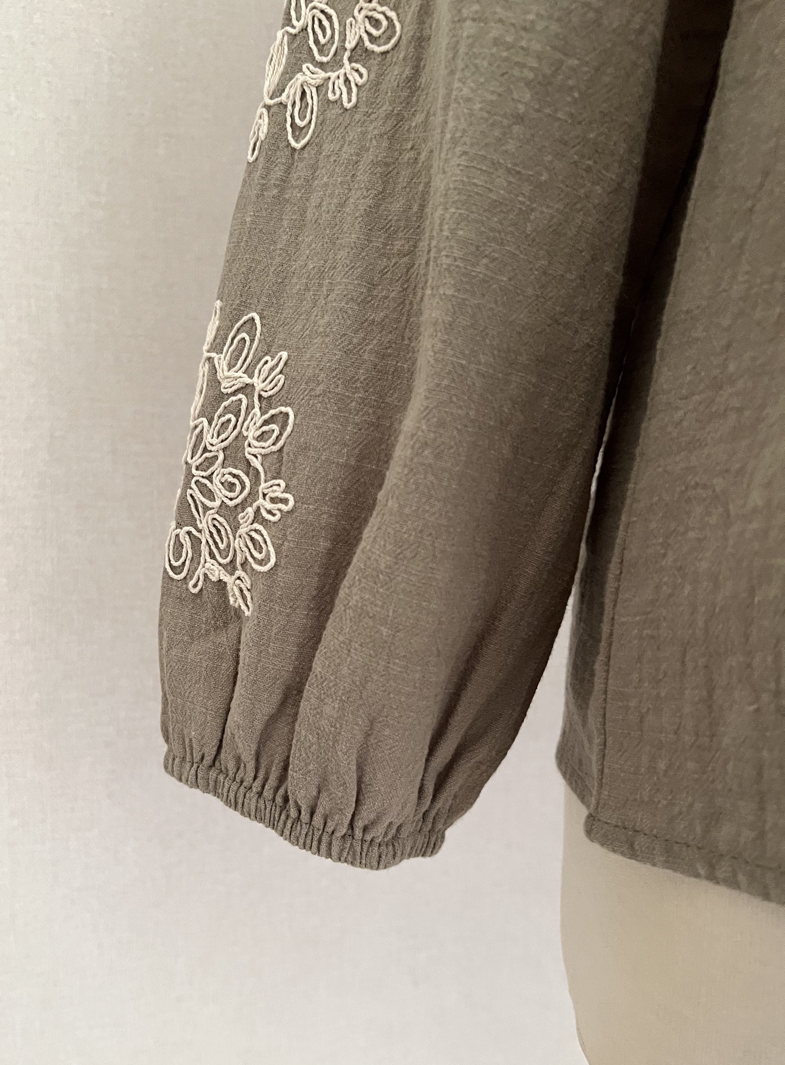 Blouse Julia In April 1986 - détail bas des manches | Coka Collection