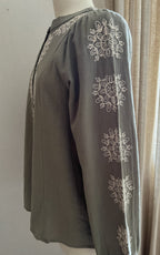 Blouse Julia In April 1986 - détail broderies florales manches longues | Coka Collection