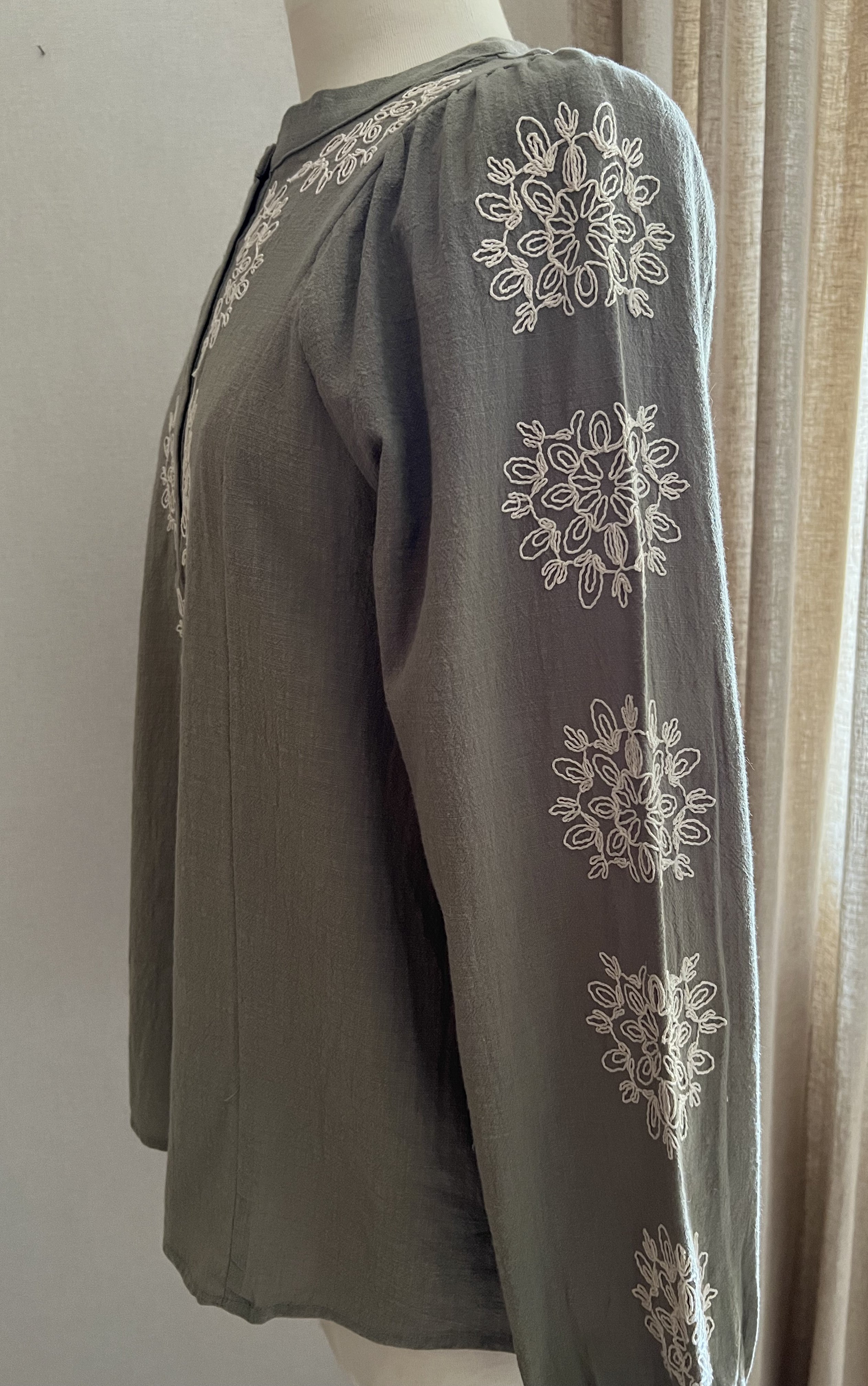 Blouse Julia In April 1986 - détail broderies florales manches longues | Coka Collection